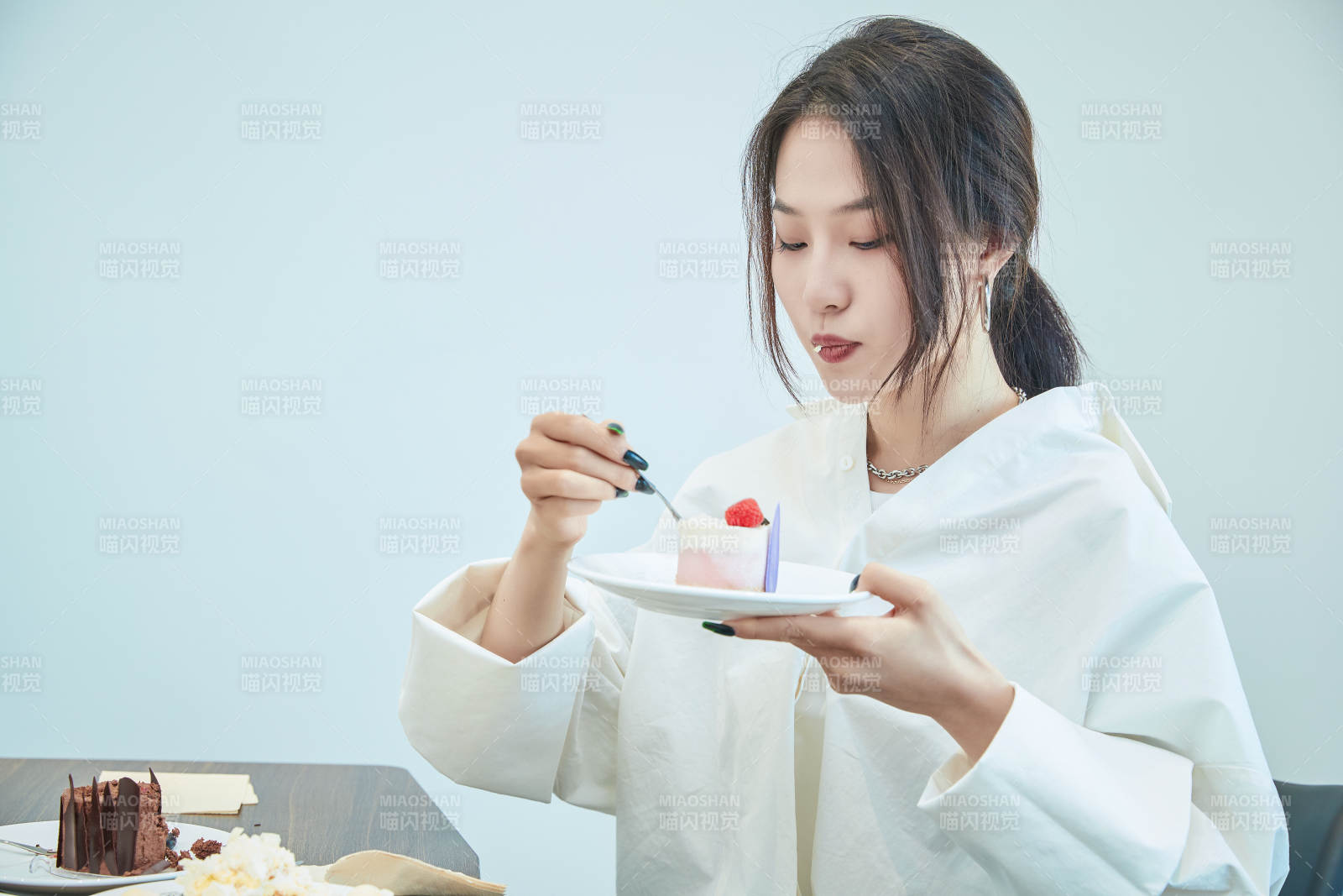 在烘焙店吃蛋糕喝飲料的可愛亞洲少女