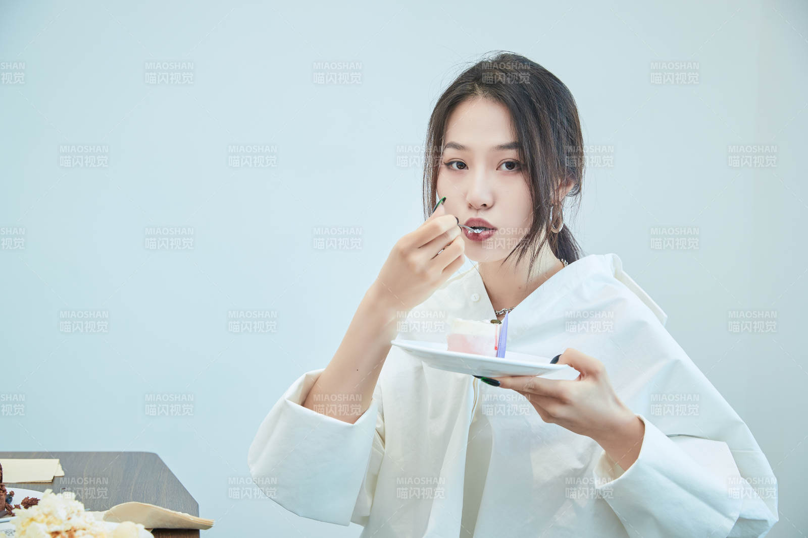 在烘焙店吃蛋糕喝飲料的可愛亞洲少女