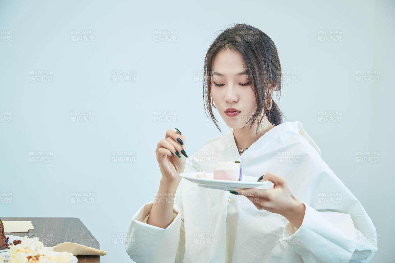 在烘焙店吃蛋糕喝飲料的可愛亞洲少女