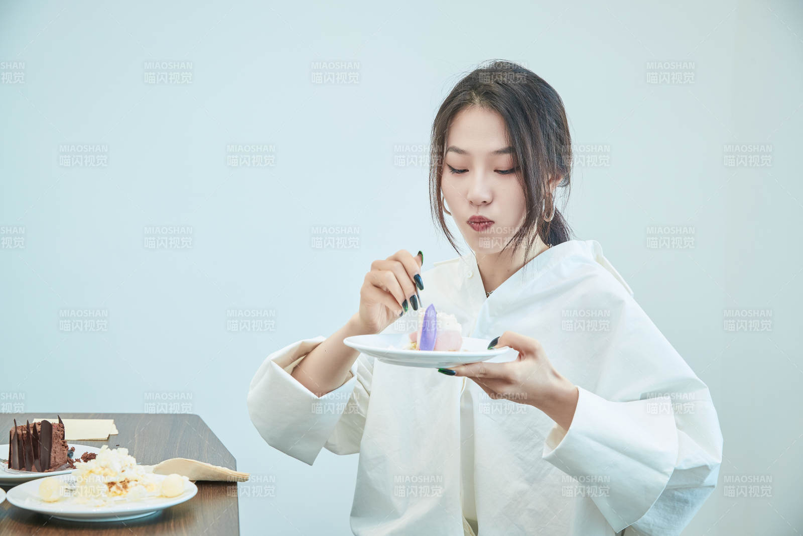 在烘焙店吃蛋糕喝飲料的可愛亞洲少女