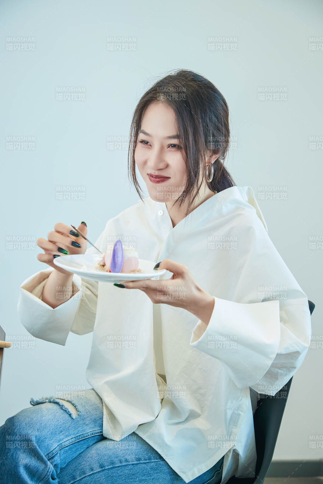 在烘焙店吃蛋糕喝飲料的可愛(ài)亞洲少女