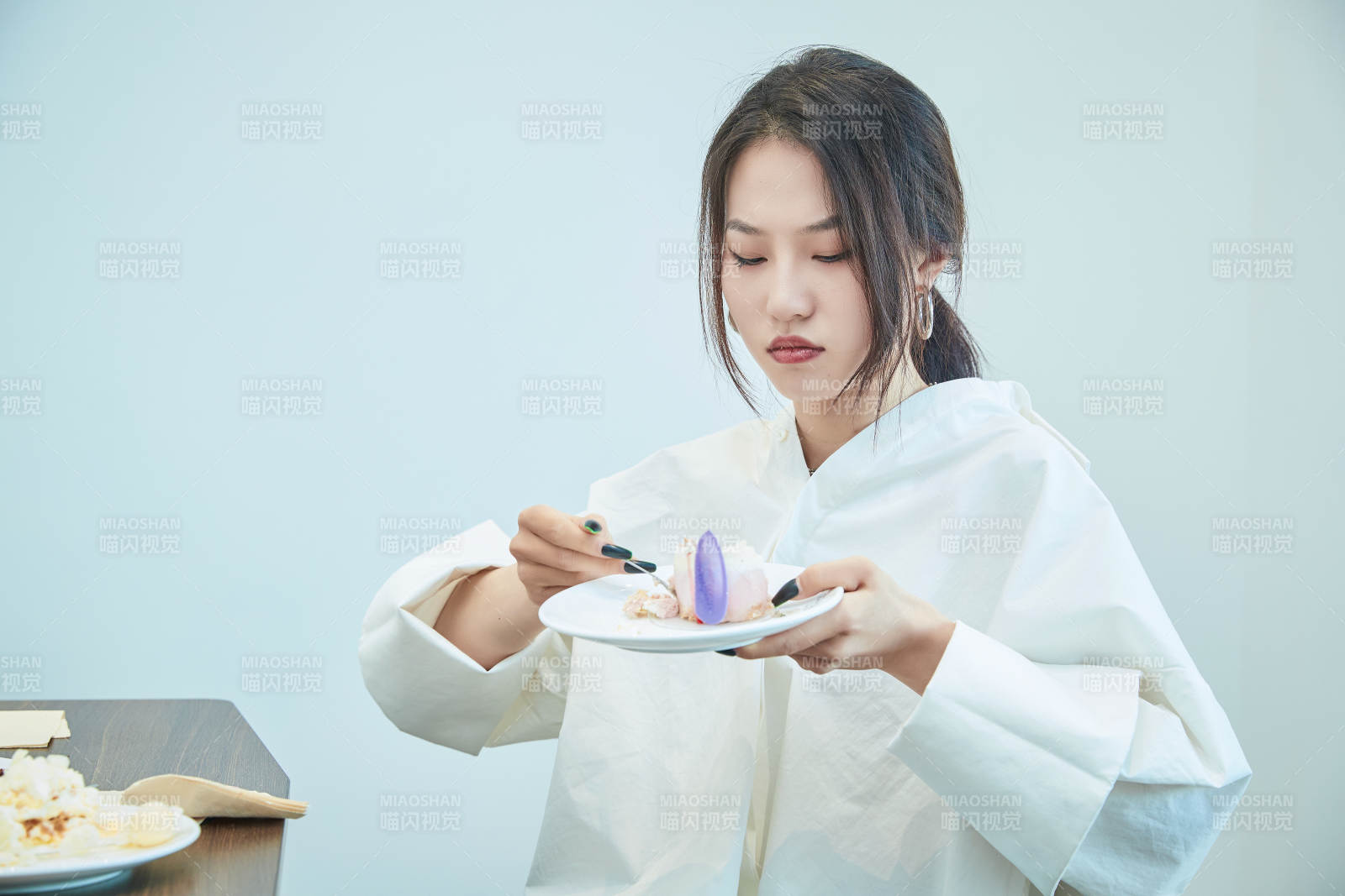 在烘焙店吃蛋糕喝飲料的可愛亞洲少女