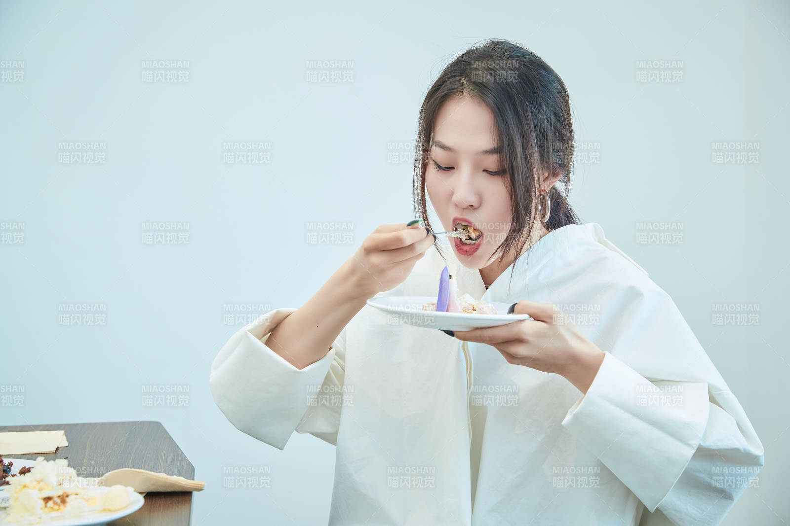 在烘焙店吃蛋糕喝飲料的可愛亞洲少女