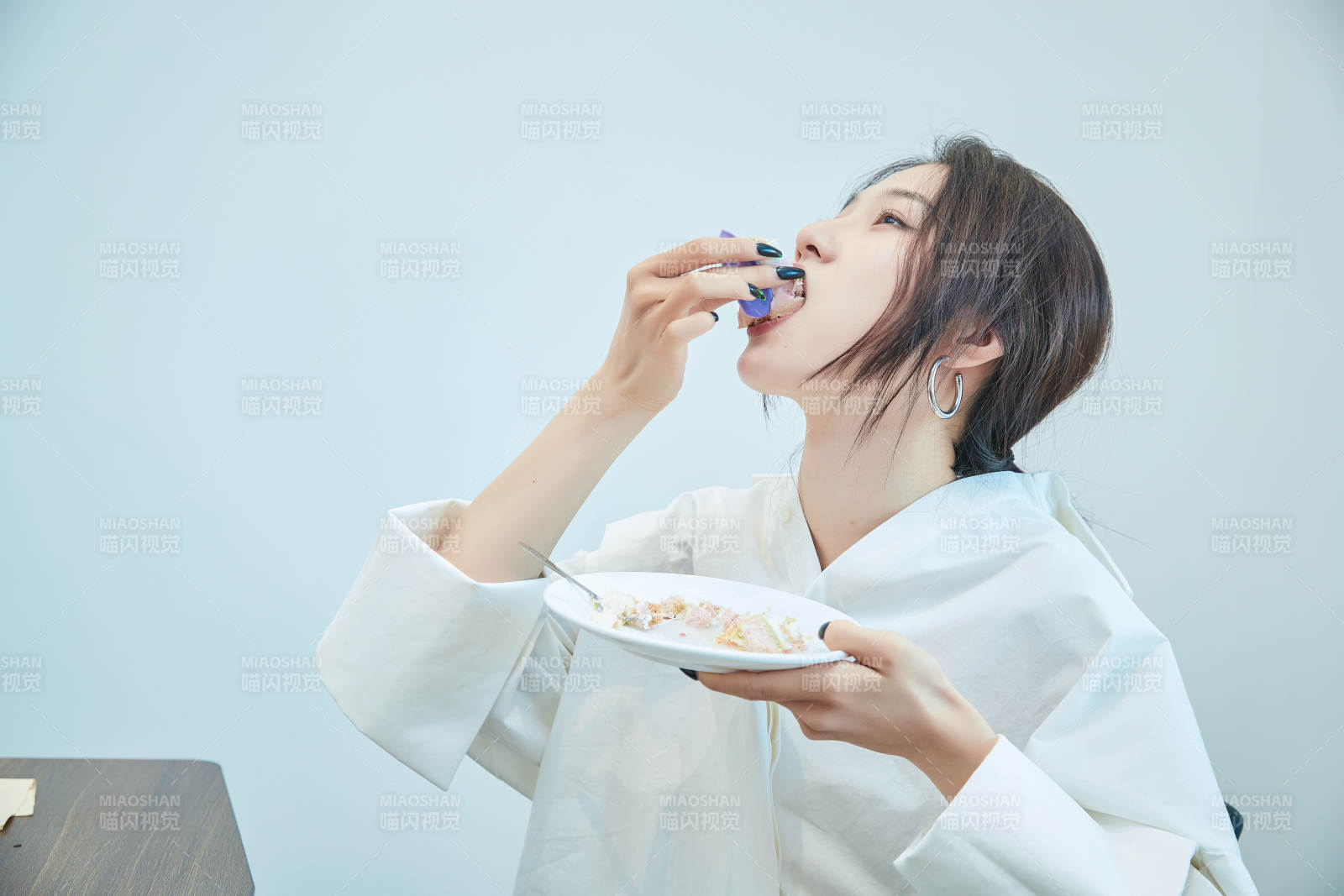 在烘焙店吃蛋糕喝飲料的可愛亞洲少女