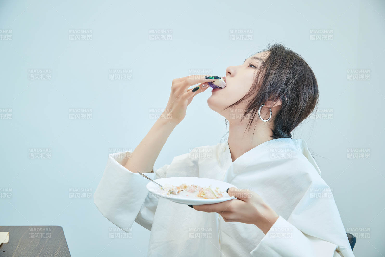 在烘焙店吃蛋糕喝飲料的可愛亞洲少女