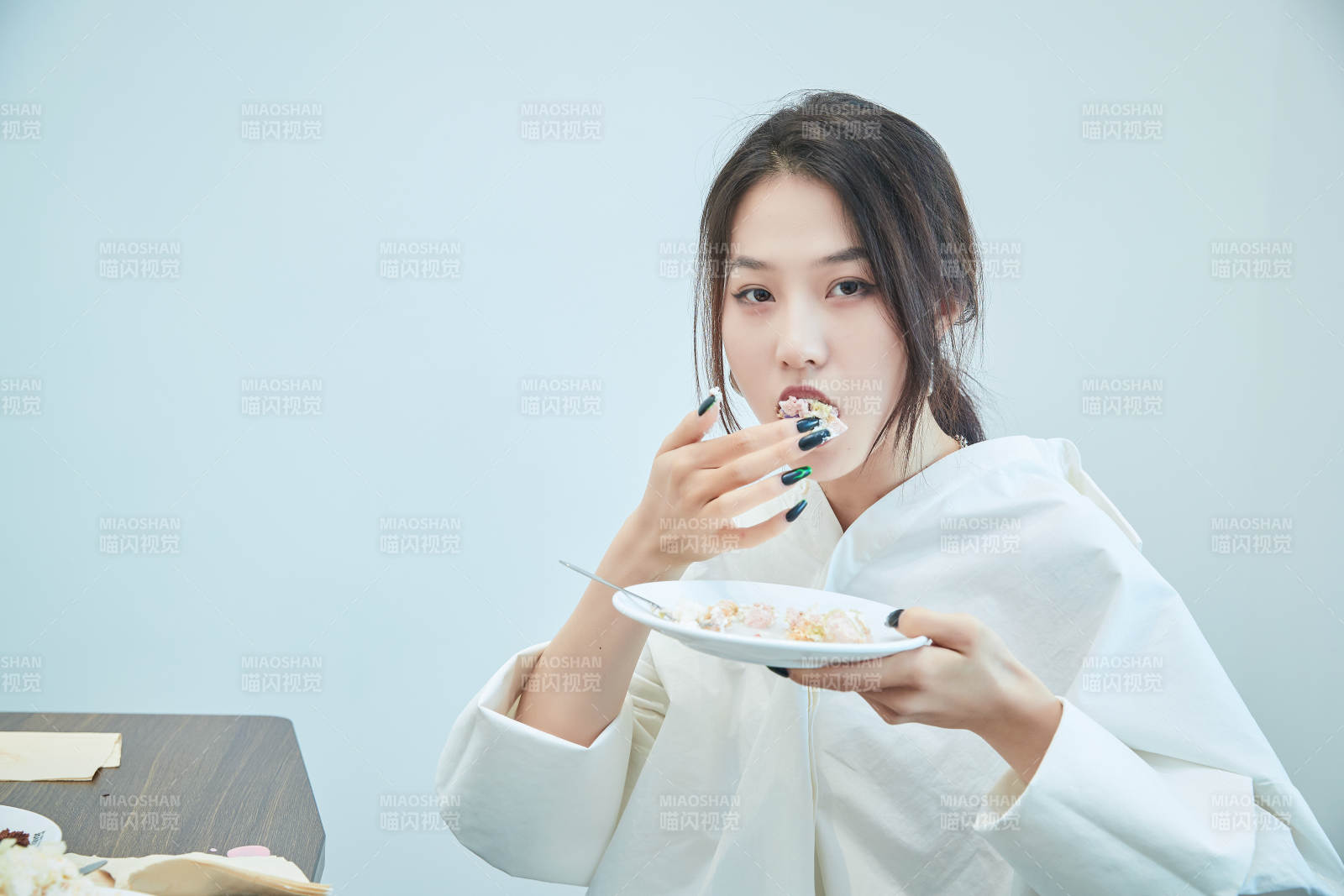 在烘焙店吃蛋糕喝飲料的可愛亞洲少女