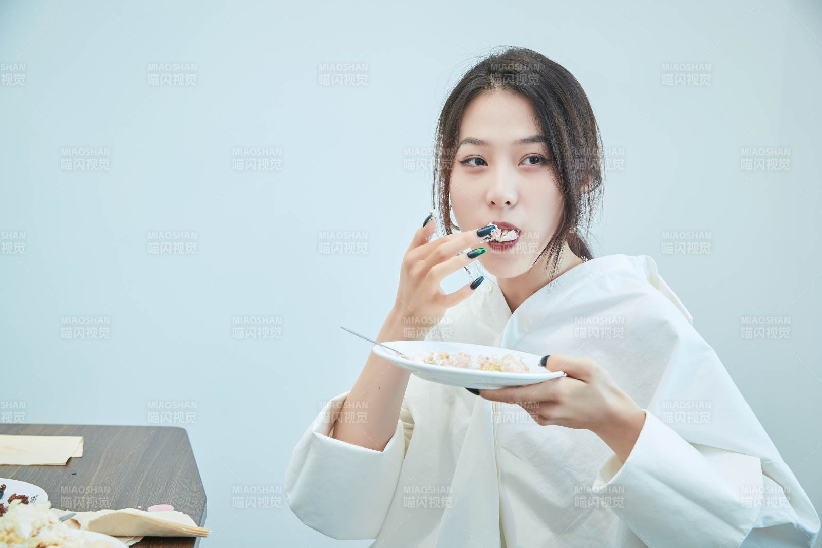 在烘焙店吃蛋糕喝飲料的可愛亞洲少女