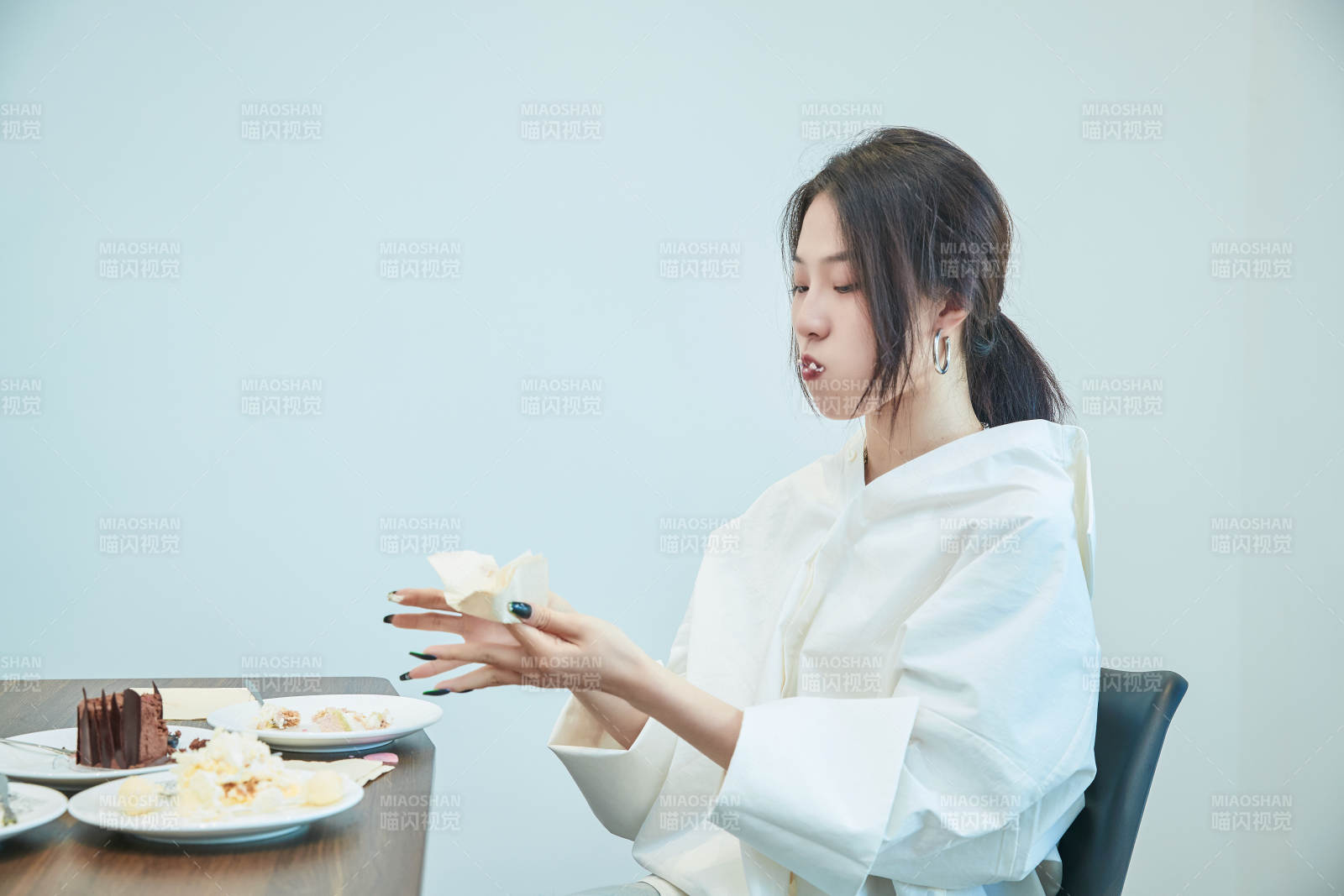 在烘焙店吃蛋糕喝飲料的可愛亞洲少女