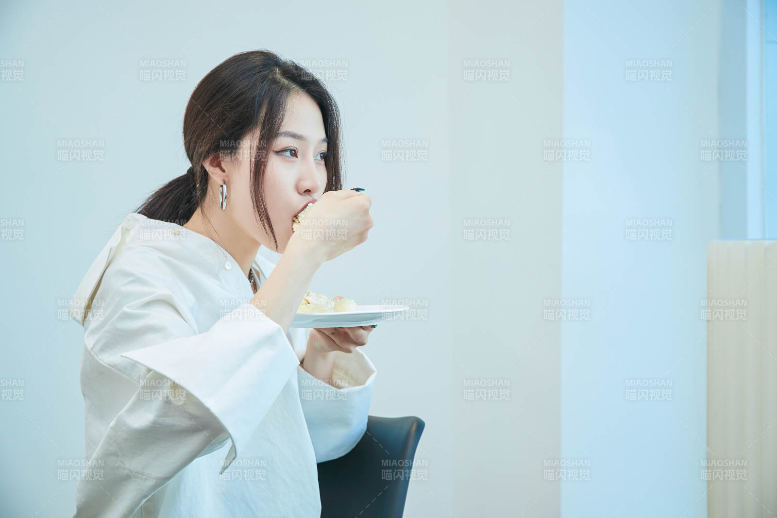 在烘焙店吃蛋糕喝飲料的可愛亞洲少女