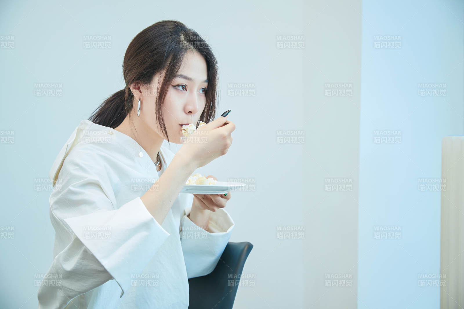 在烘焙店吃蛋糕喝飲料的可愛亞洲少女