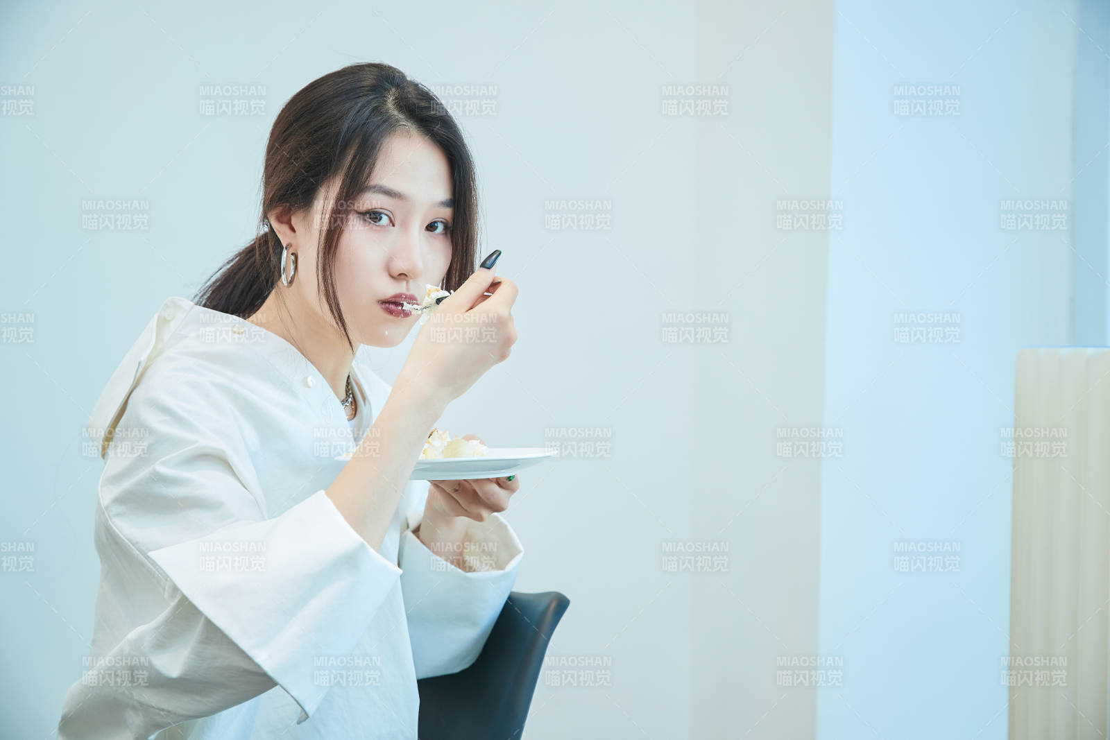 在烘焙店吃蛋糕喝飲料的可愛亞洲少女