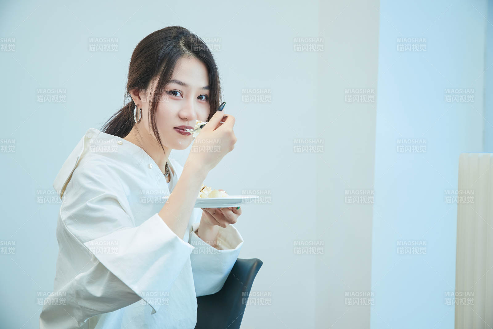 在烘焙店吃蛋糕喝飲料的可愛亞洲少女