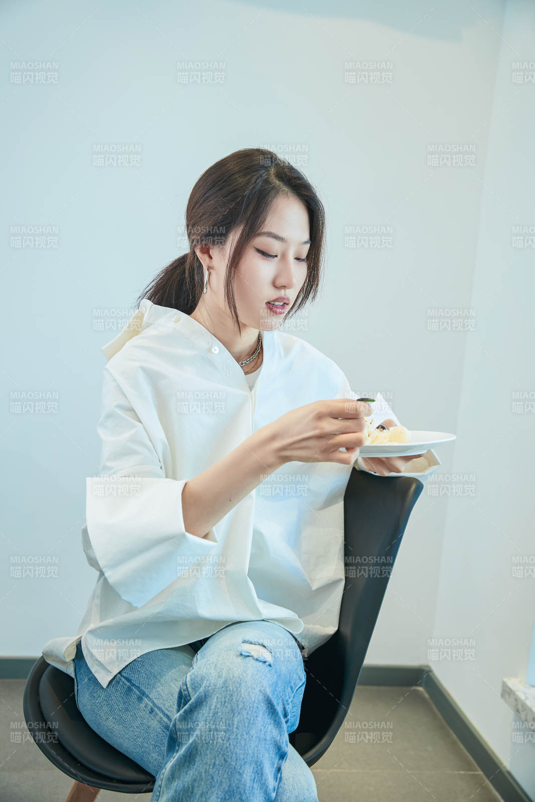 在烘焙店吃蛋糕喝飲料的可愛亞洲少女