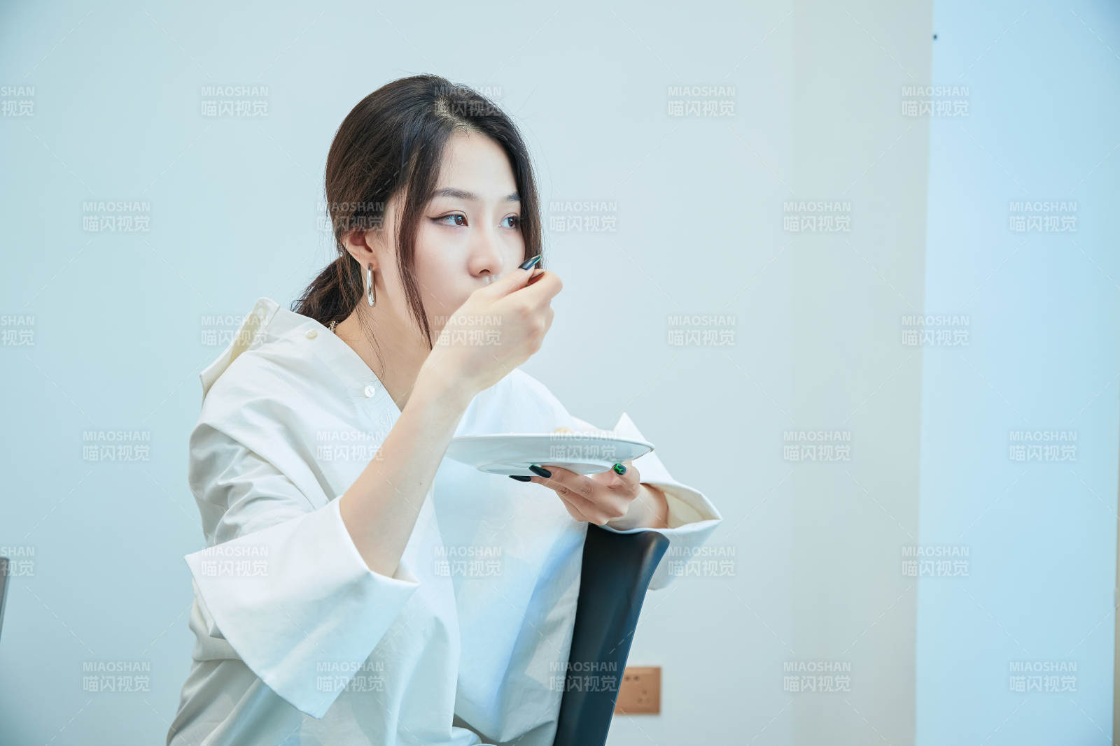 在烘焙店吃蛋糕喝飲料的可愛亞洲少女