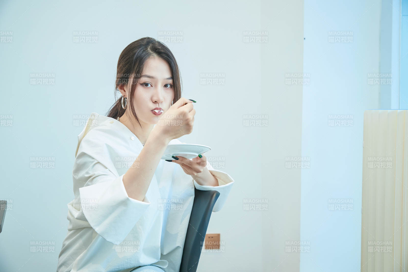 在烘焙店吃蛋糕喝飲料的可愛亞洲少女