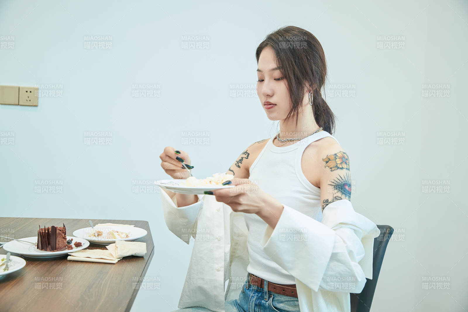 在烘焙店吃蛋糕喝飲料的可愛亞洲少女