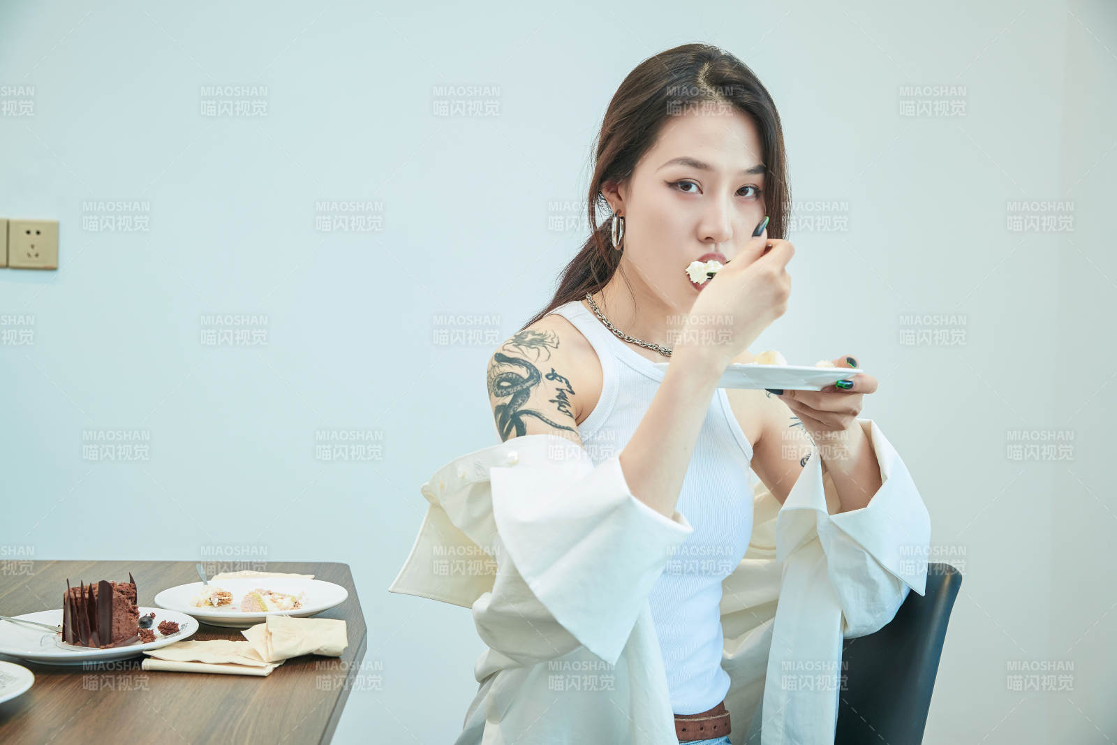 在烘焙店吃蛋糕喝飲料的可愛亞洲少女