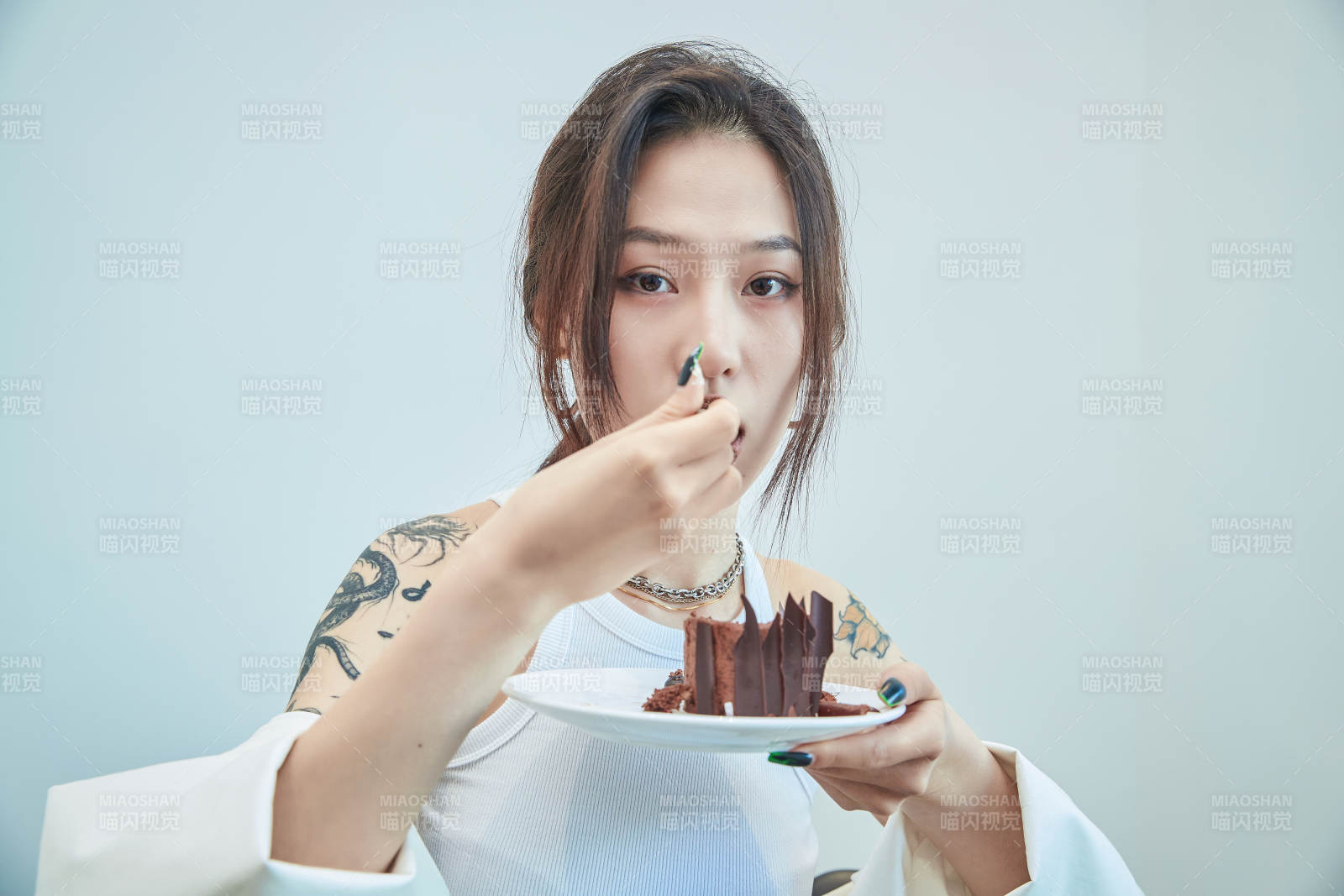 在烘焙店吃蛋糕喝饮料的可爱亚洲少女