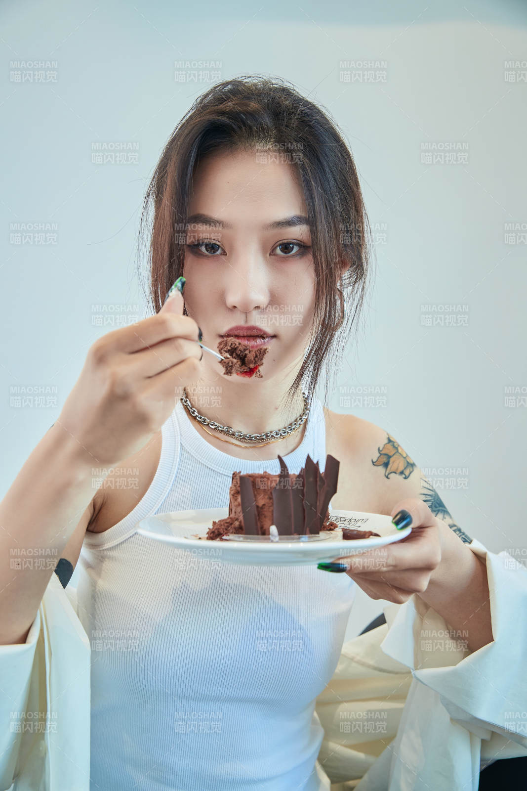 在烘焙店吃蛋糕喝饮料的可爱亚洲少女