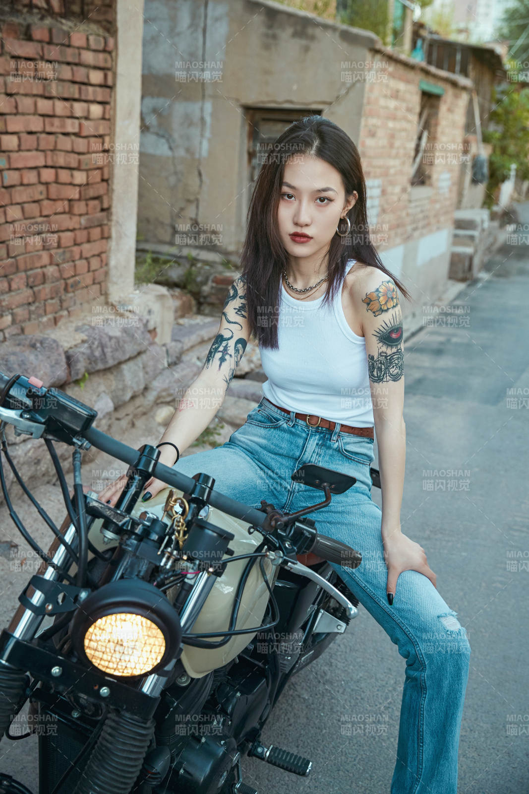 騎在復古摩托車上的時尚亞洲少女