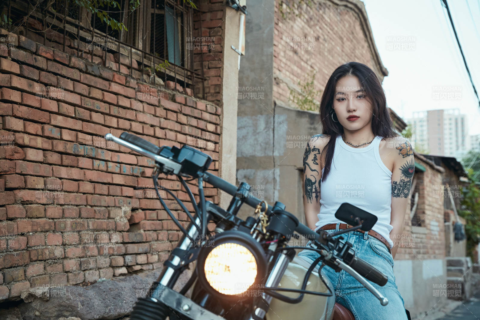 騎在復古摩托車上的時尚亞洲少女