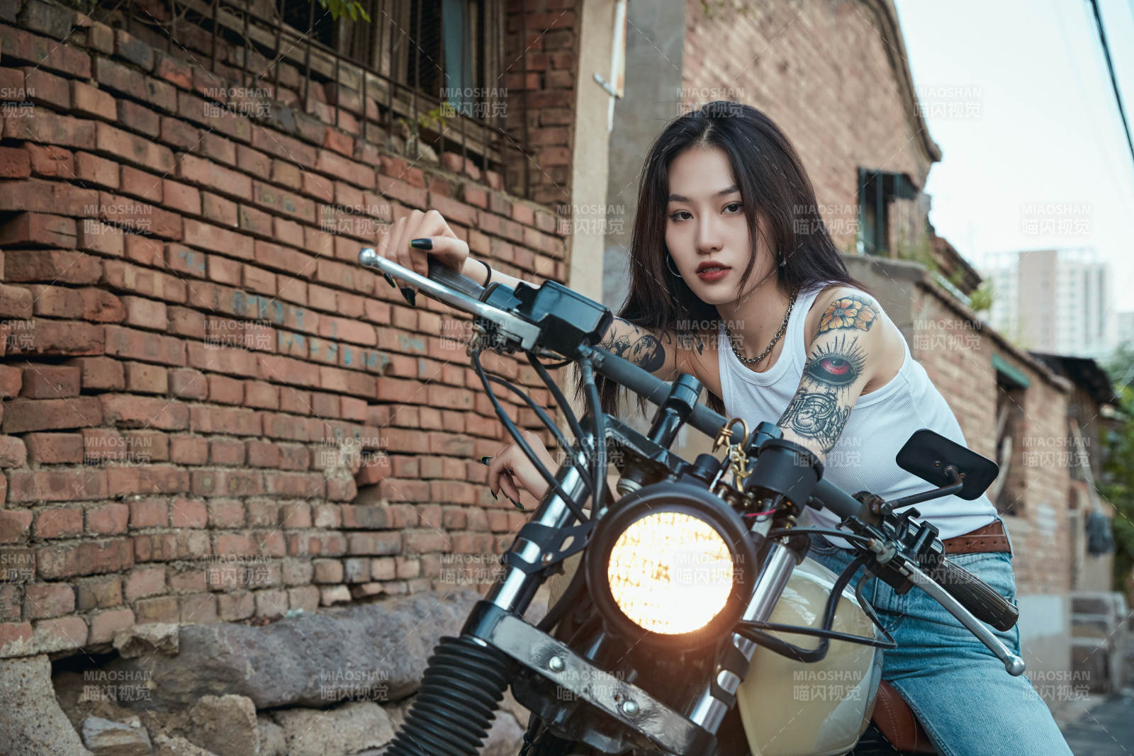 騎在復古摩托車上的時尚亞洲少女