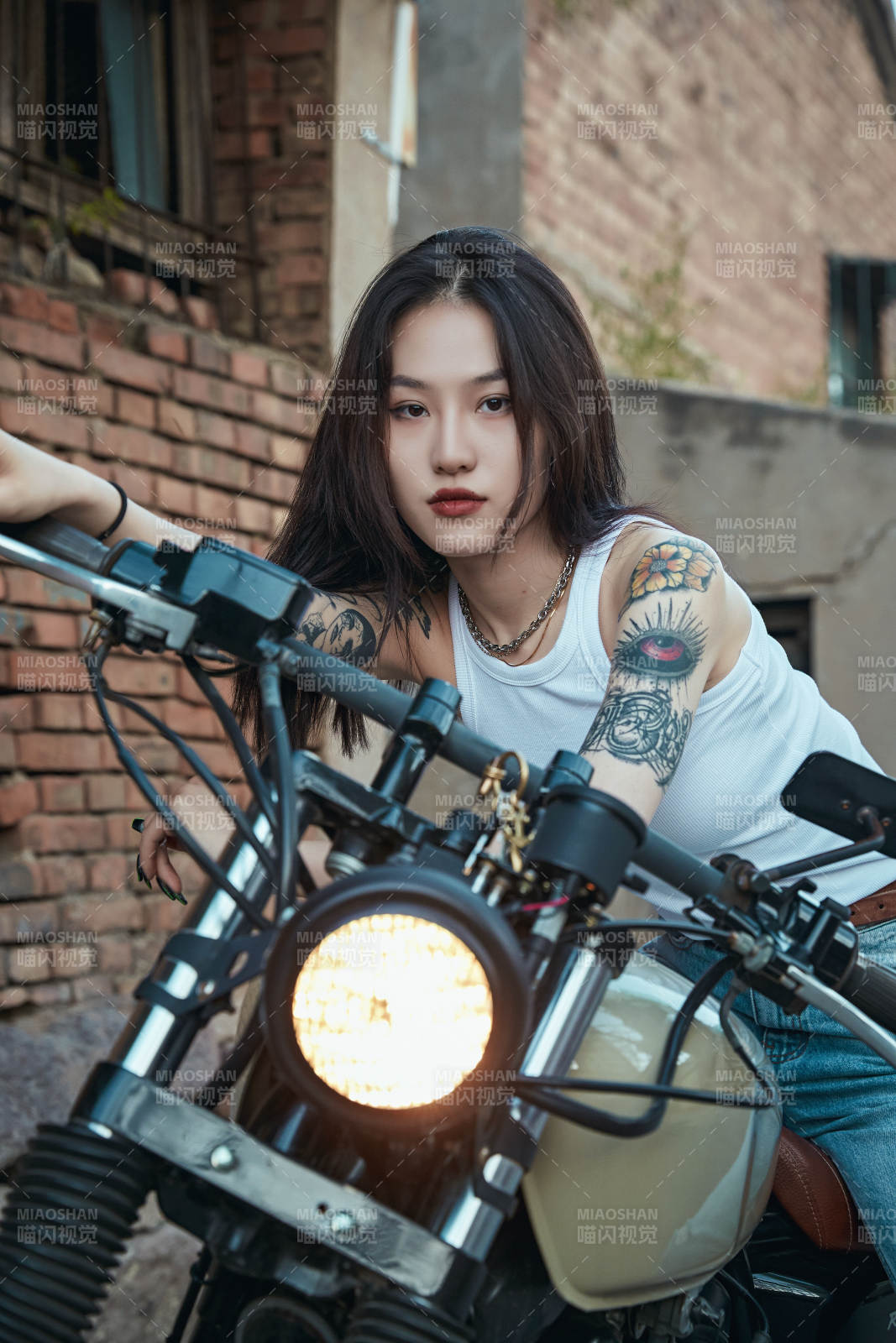 騎在復古摩托車上的時尚亞洲少女