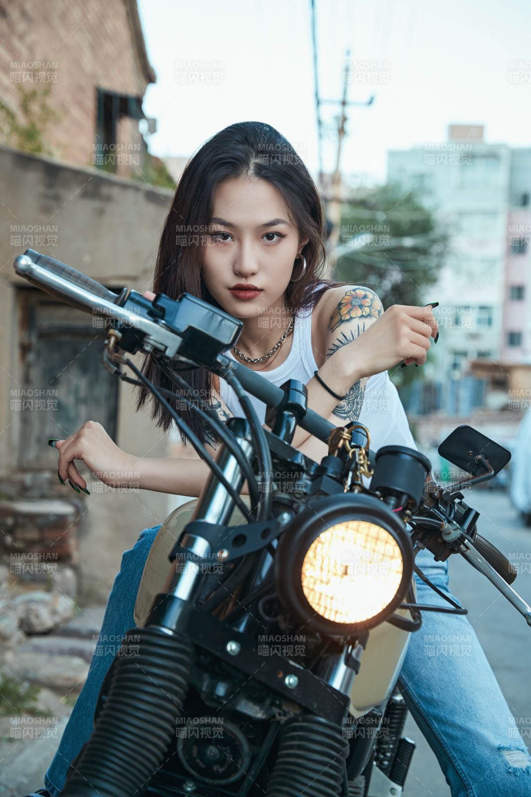 騎在復古摩托車上的時尚亞洲少女