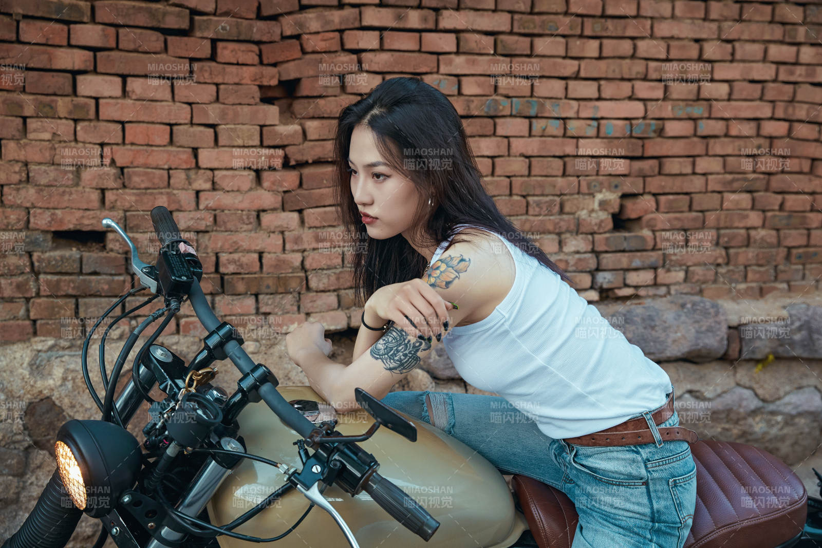 騎在復(fù)古摩托車上的時(shí)尚亞洲少女