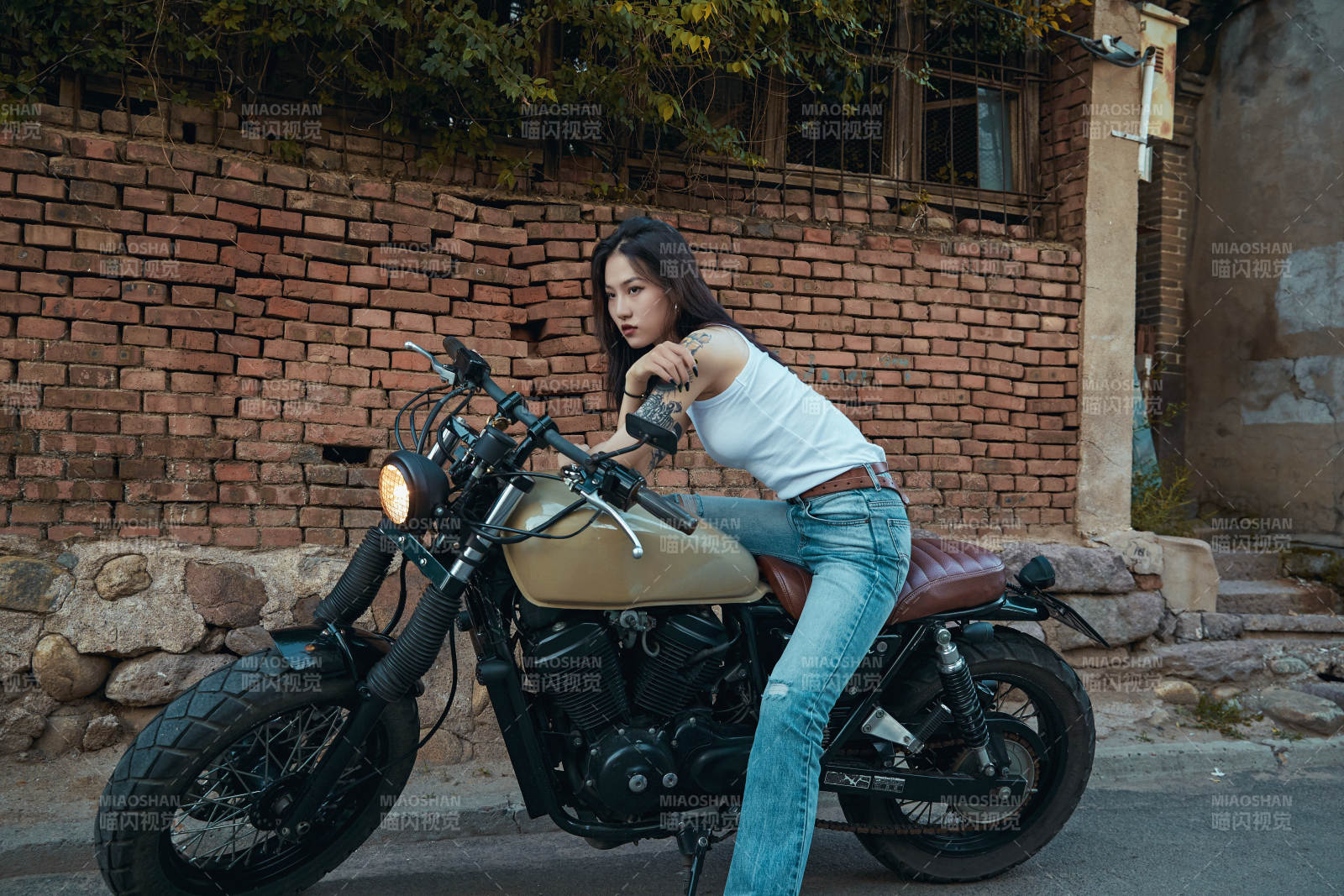 騎在復古摩托車上的時尚亞洲少女