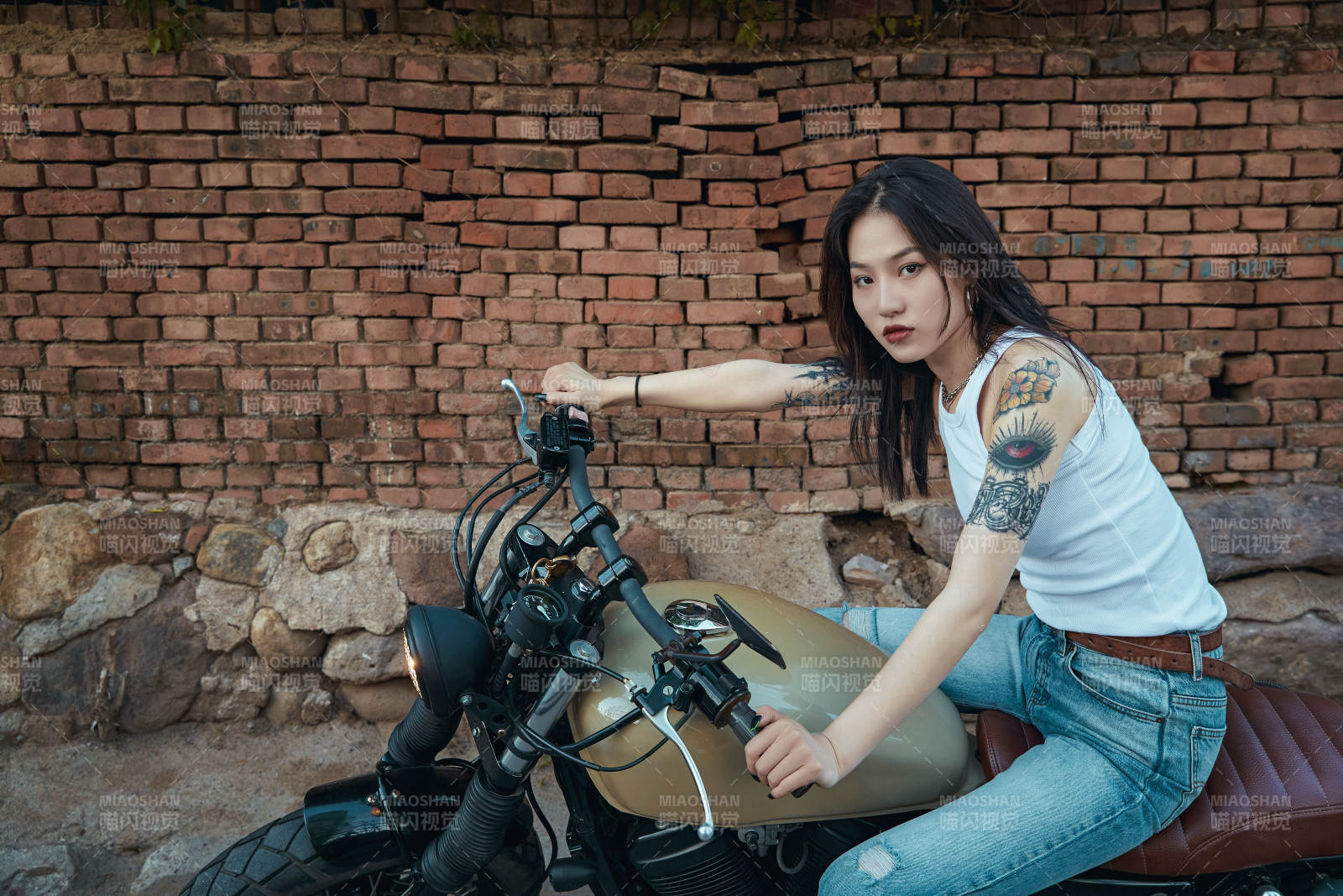 騎在復古摩托車上的時尚亞洲少女