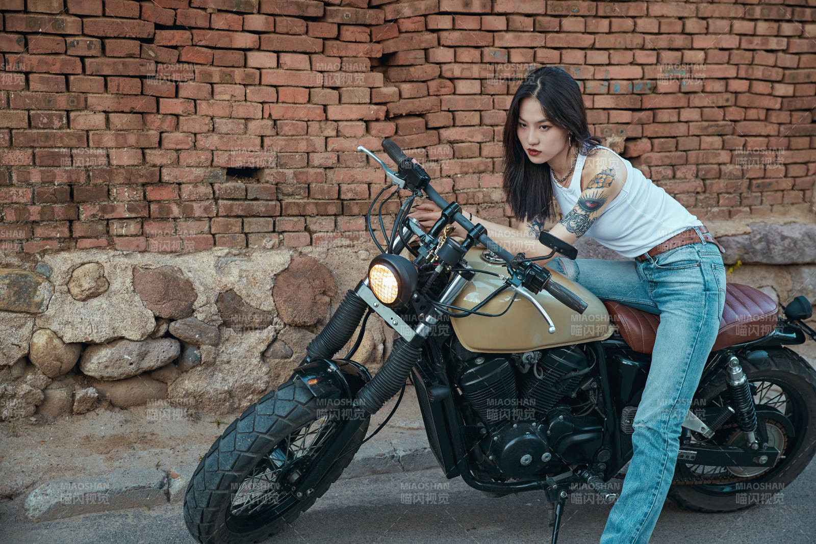 騎在復古摩托車上的時尚亞洲少女