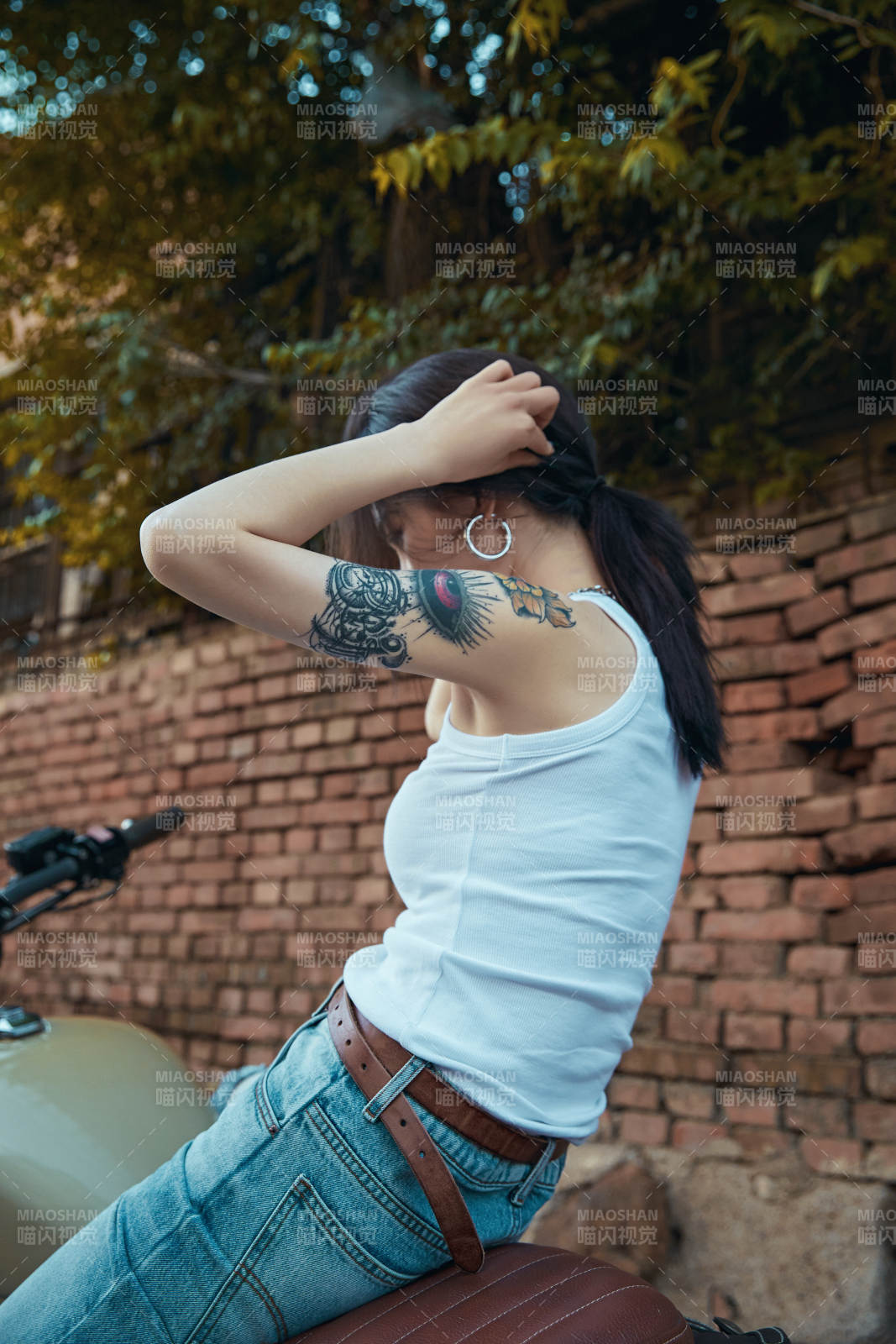 骑在复古摩托车上的时尚亚洲少女