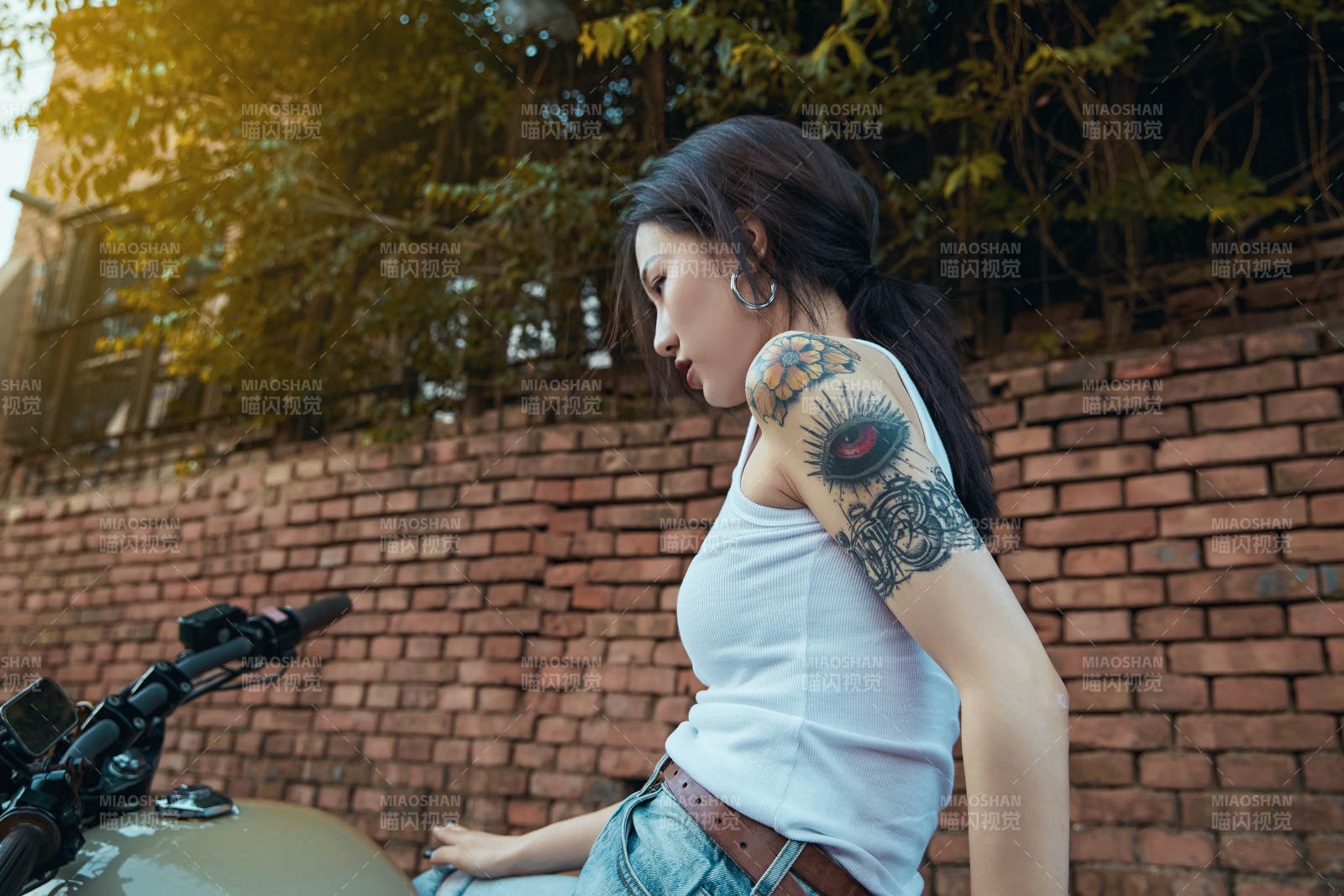 骑在复古摩托车上的时尚亚洲少女