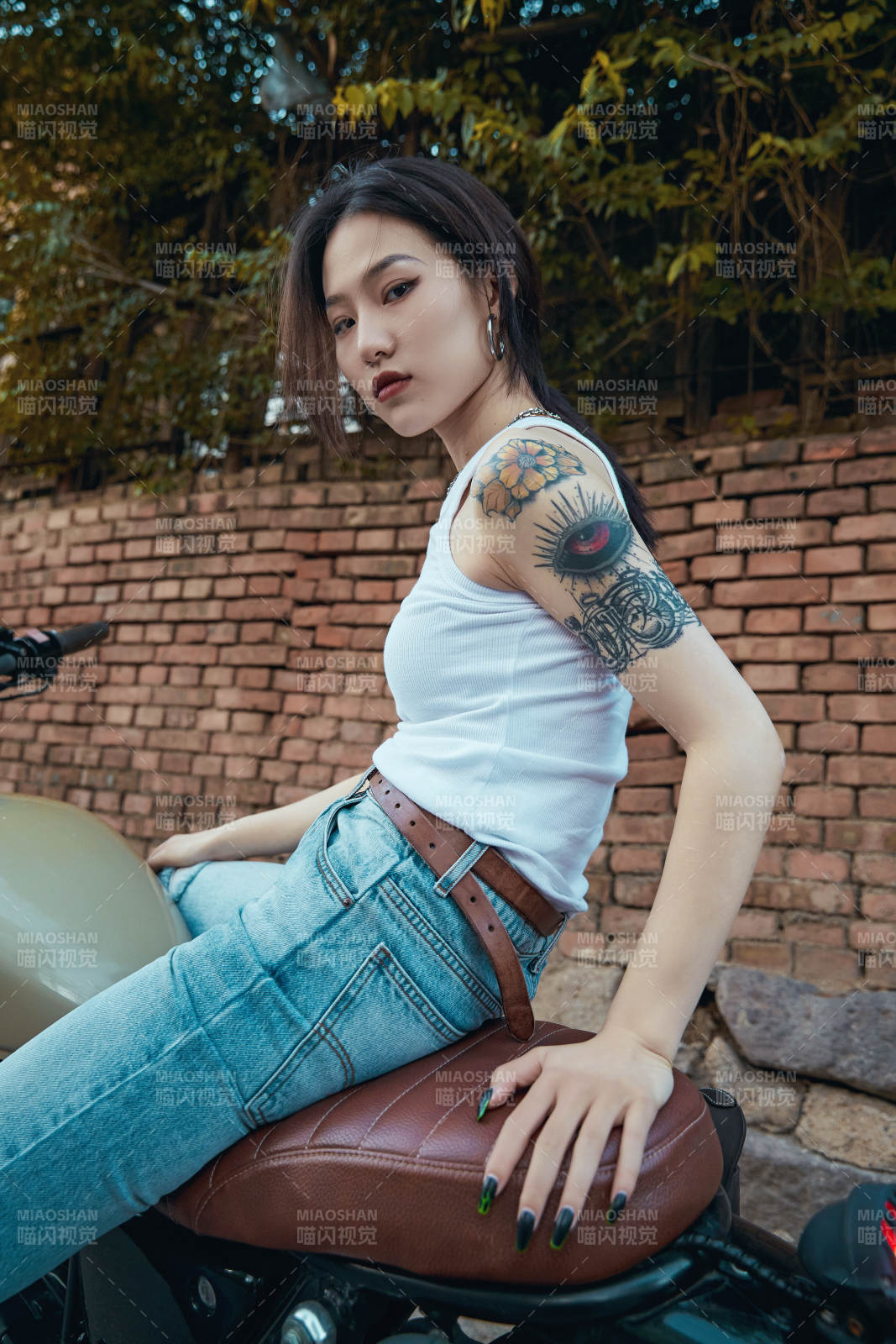 騎在復古摩托車上的時尚亞洲少女