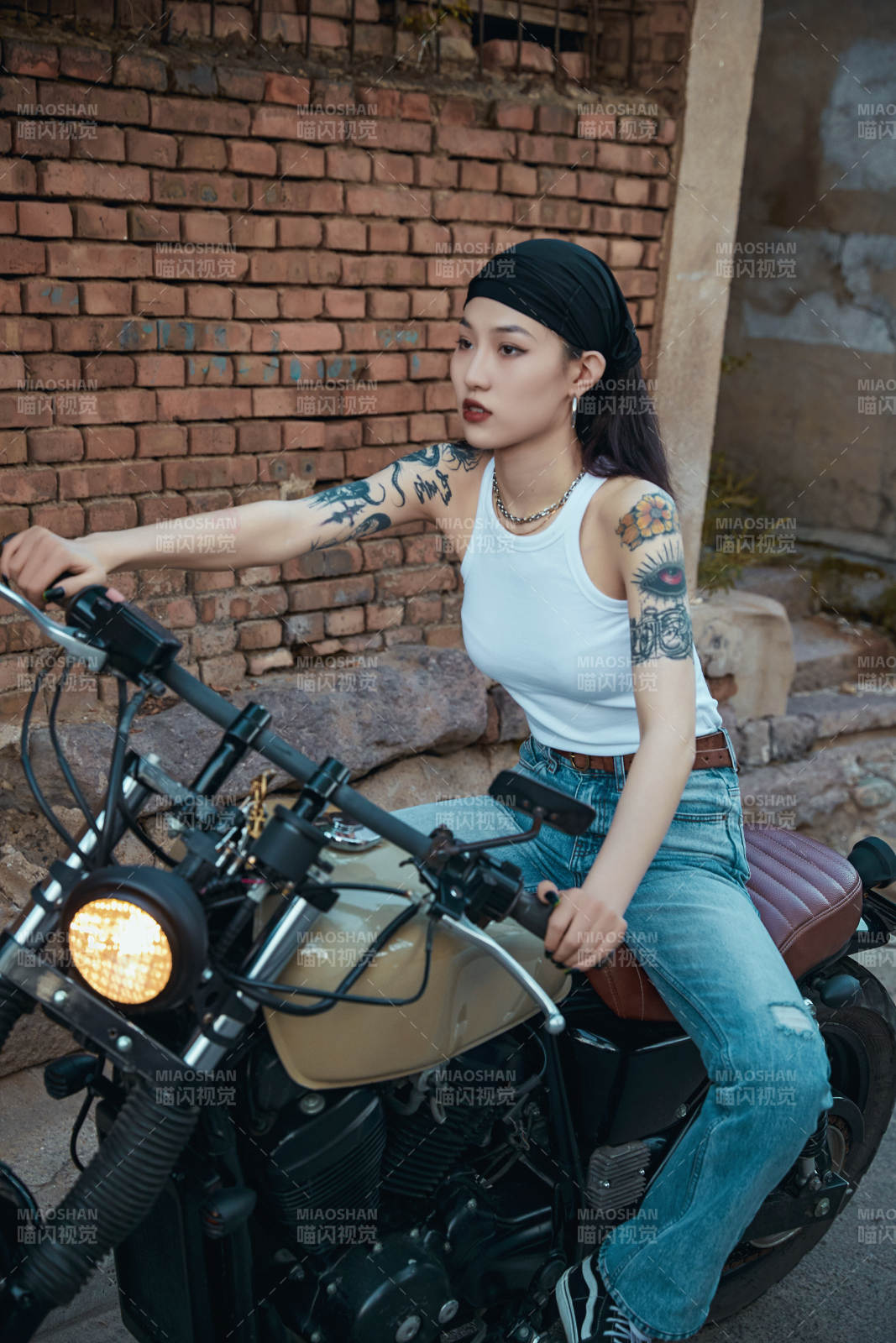 騎在復古摩托車上的時尚亞洲少女