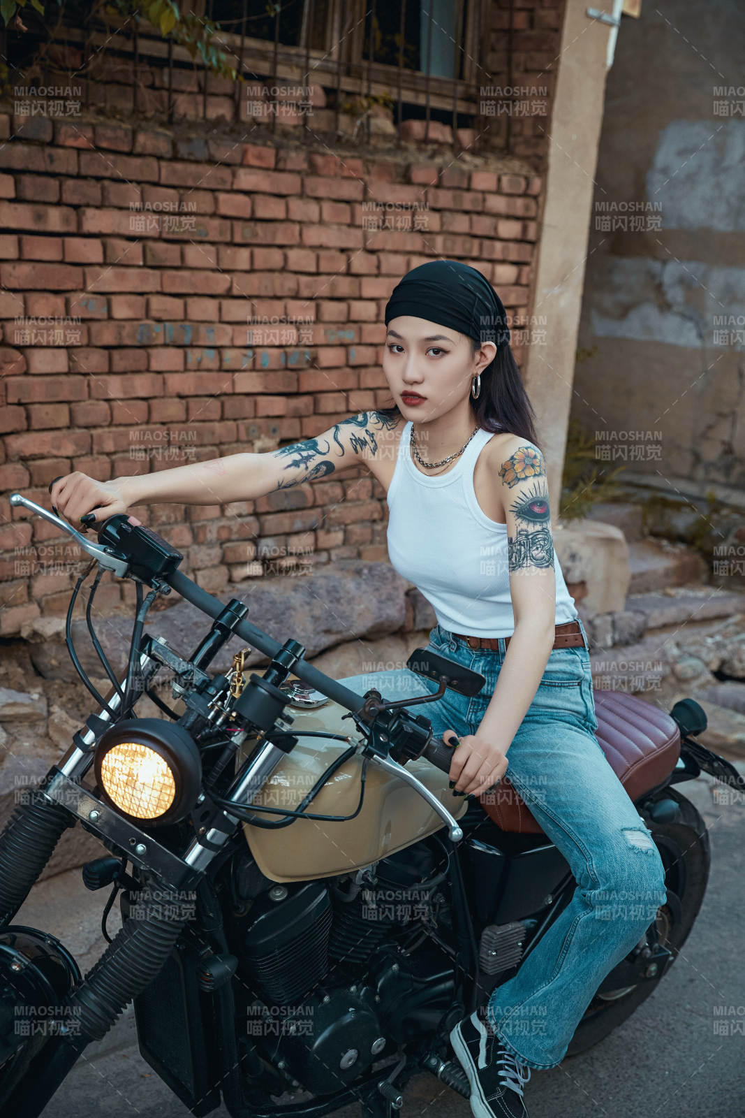 騎在復古摩托車上的時尚亞洲少女