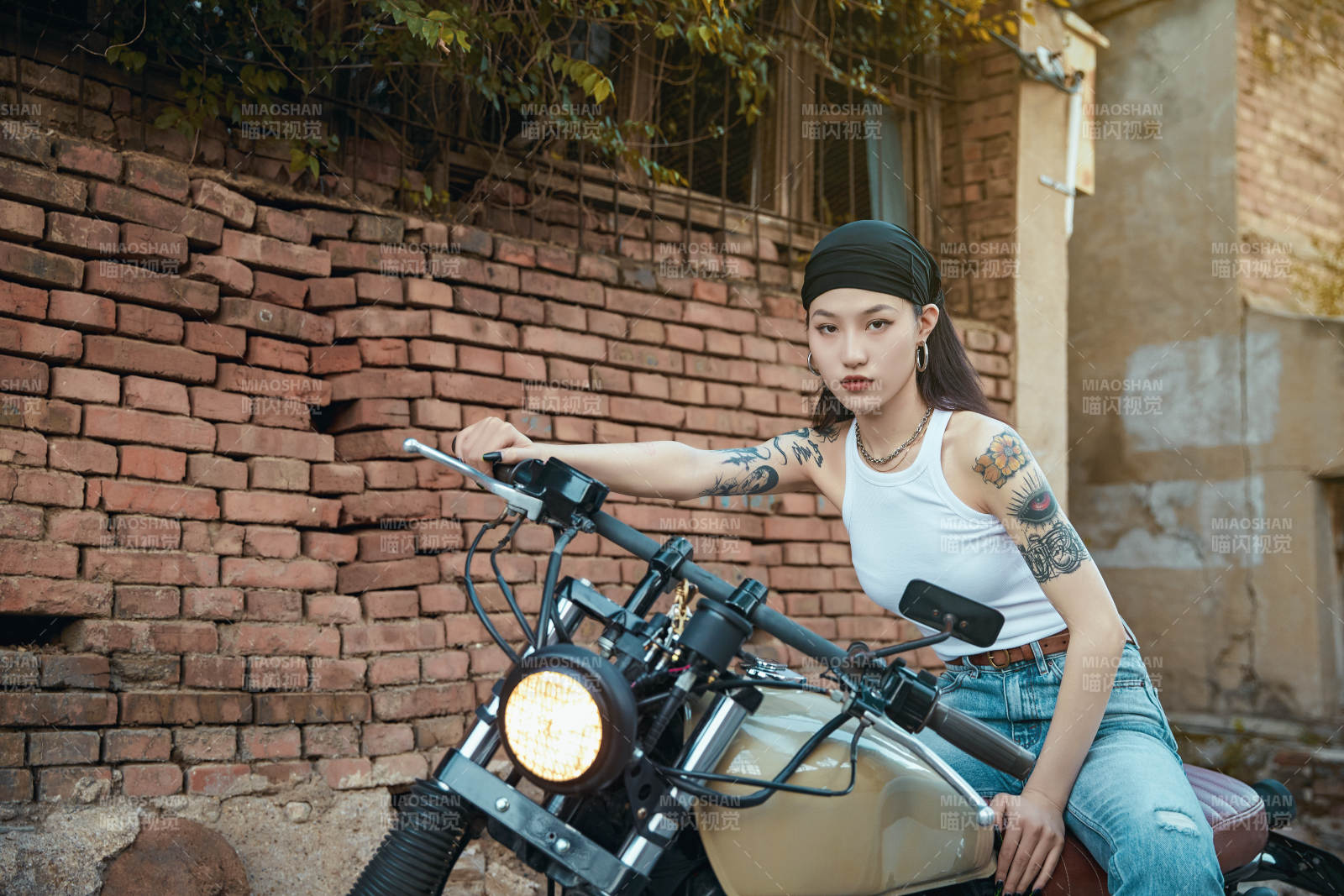 騎在復(fù)古摩托車上的時(shí)尚亞洲少女