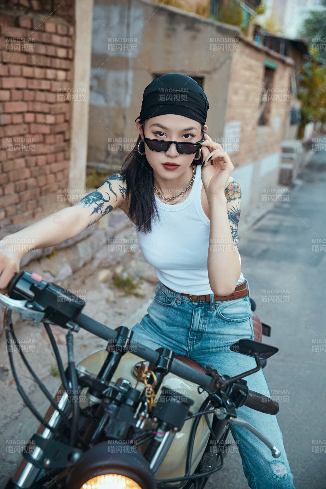 騎在復古摩托車上的時尚亞洲少女