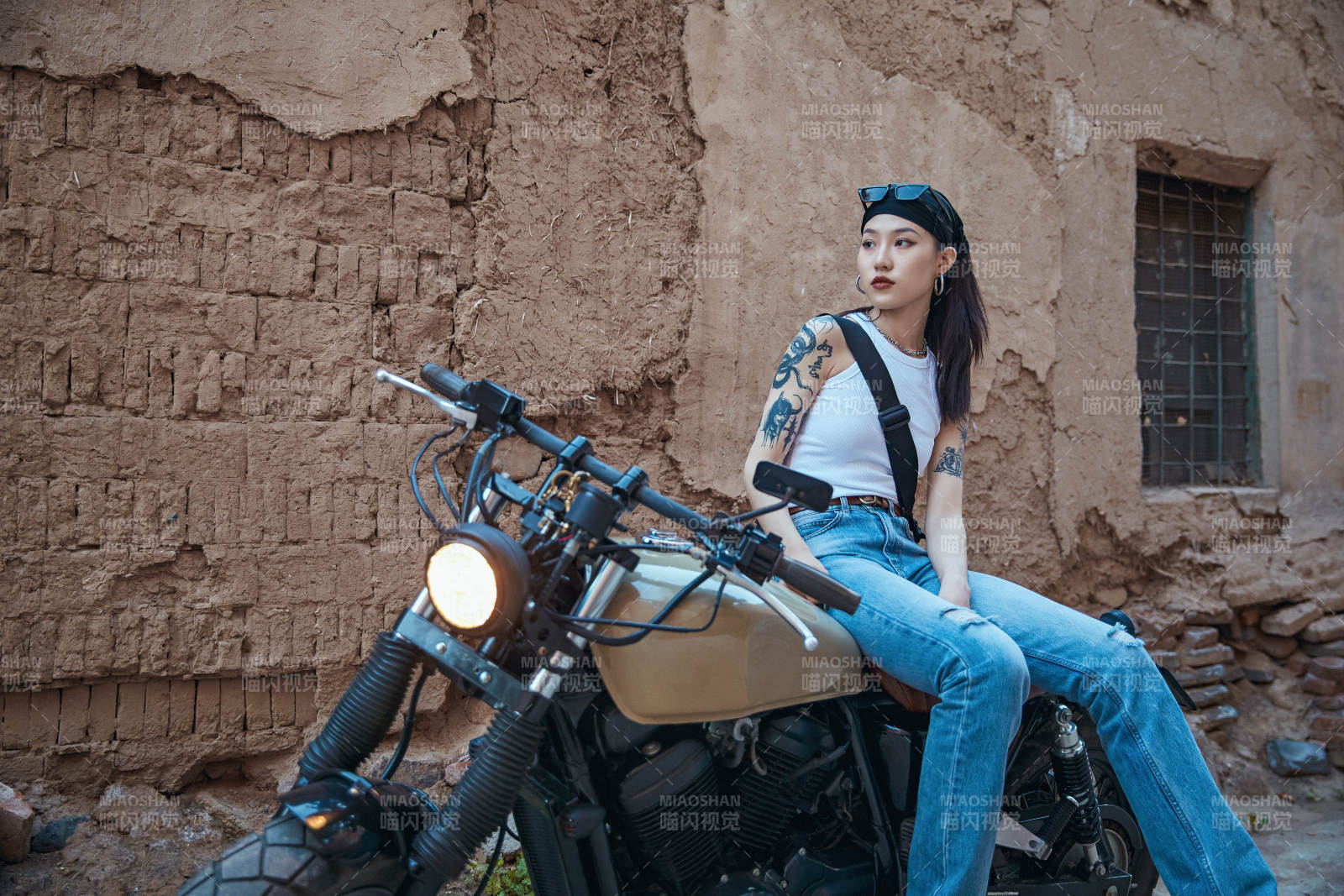 骑在复古摩托车上的时尚亚洲少女
