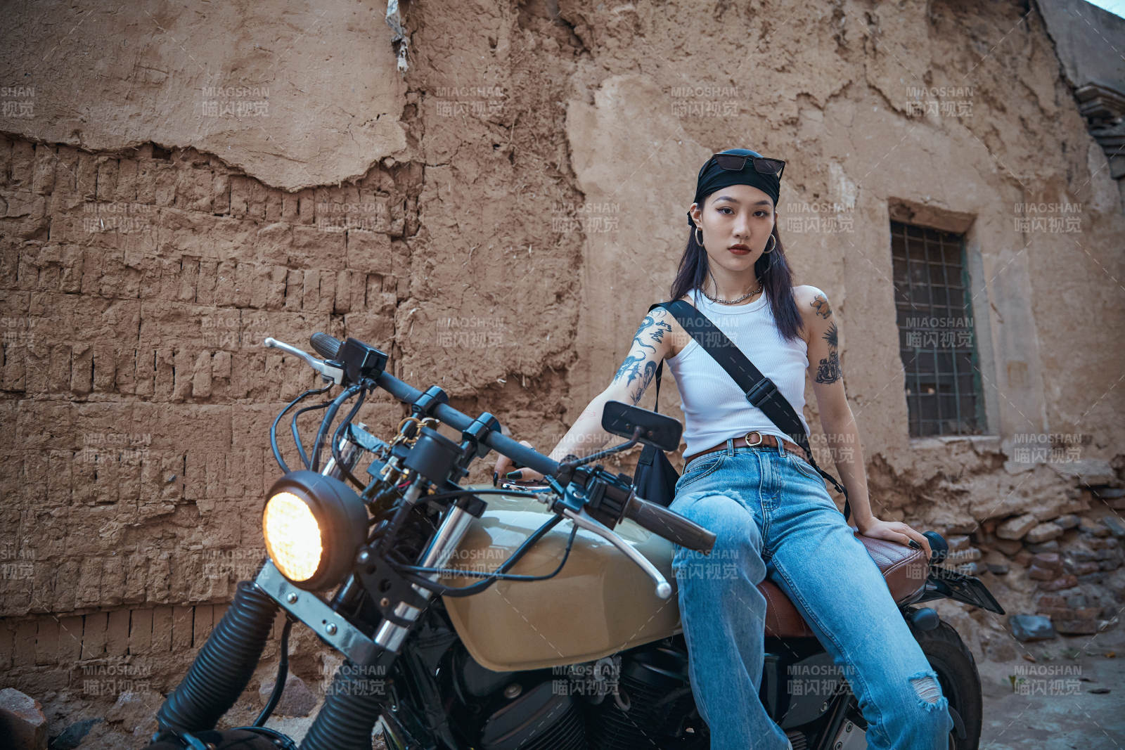 騎在復古摩托車上的時尚亞洲少女