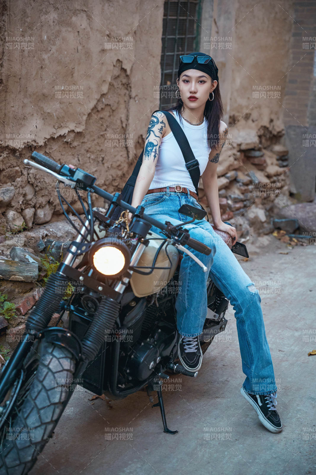 騎在復古摩托車上的時尚亞洲少女