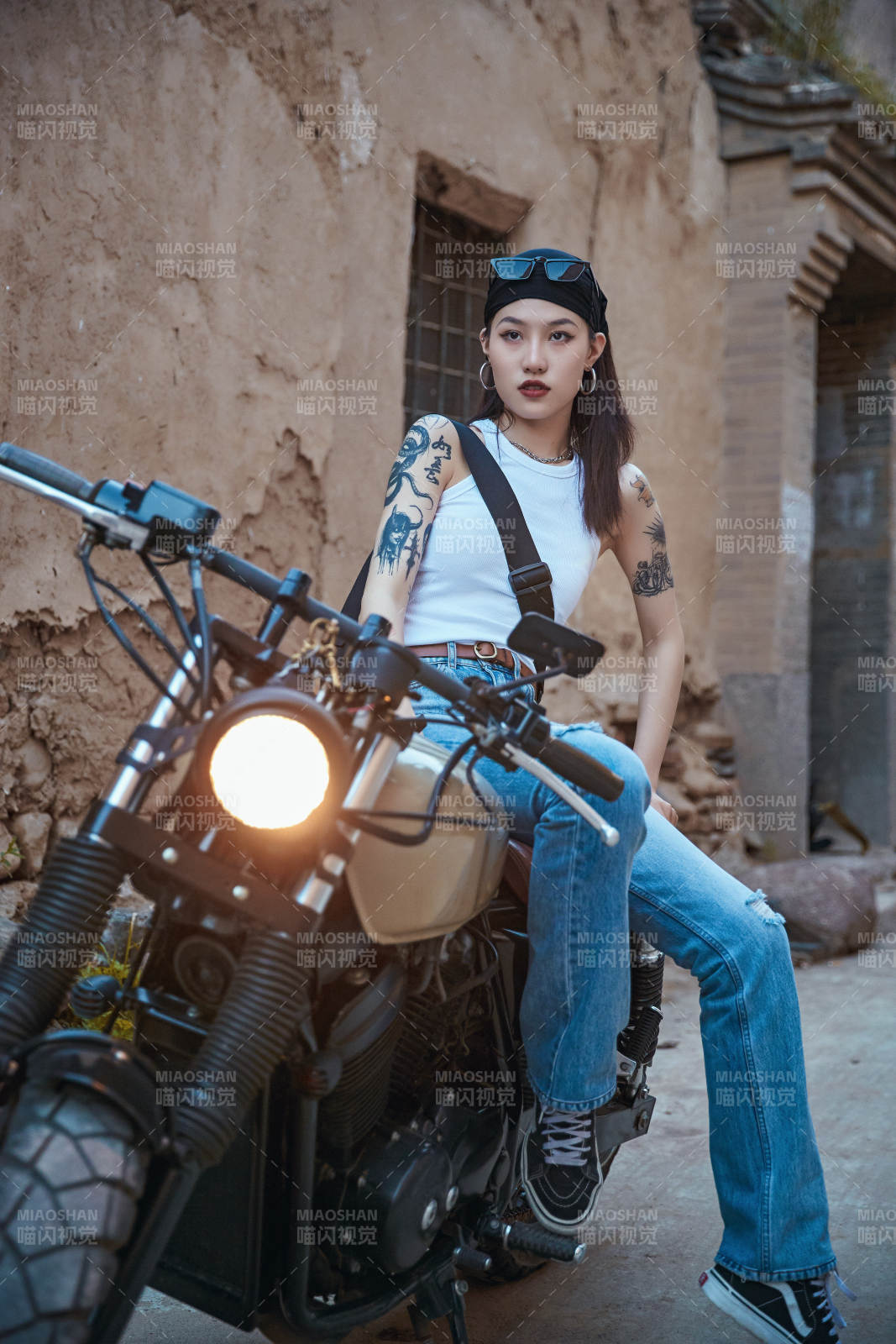 騎在復古摩托車上的時尚亞洲少女