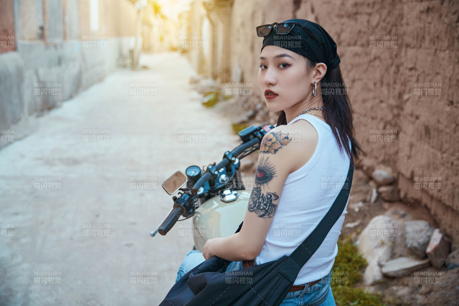 騎在復古摩托車上的時尚亞洲少女