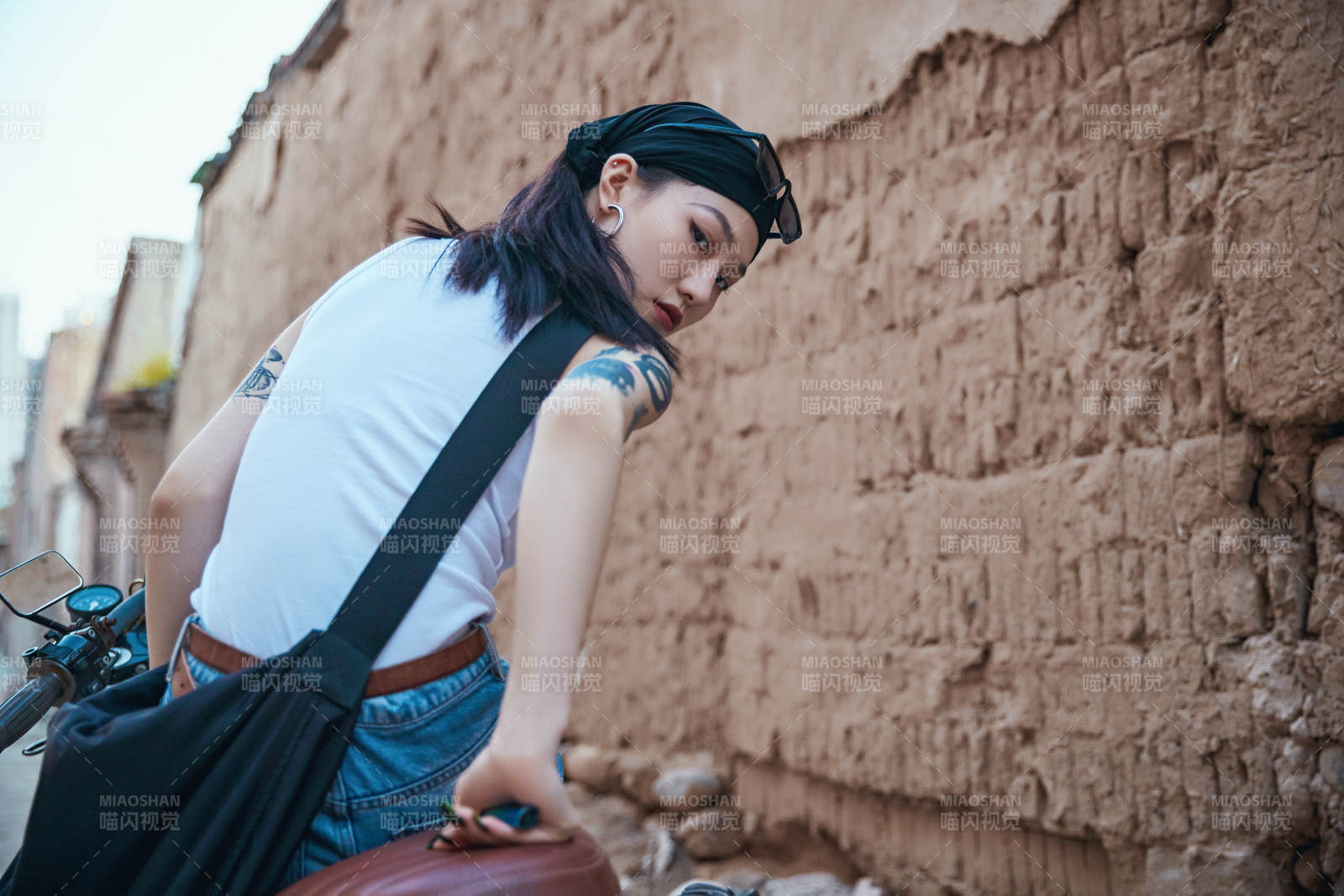 騎在復(fù)古摩托車上的時(shí)尚亞洲少女