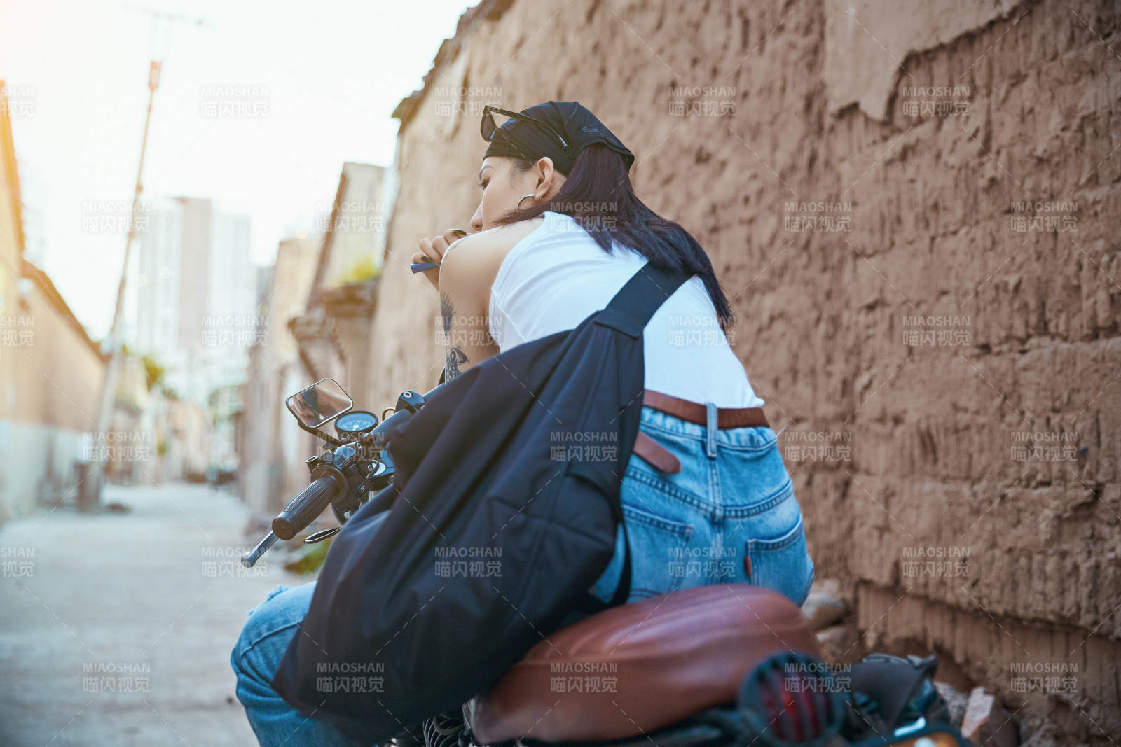 騎在復古摩托車上的時尚亞洲少女