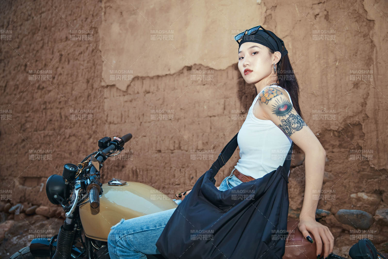 騎在復古摩托車上的時尚亞洲少女