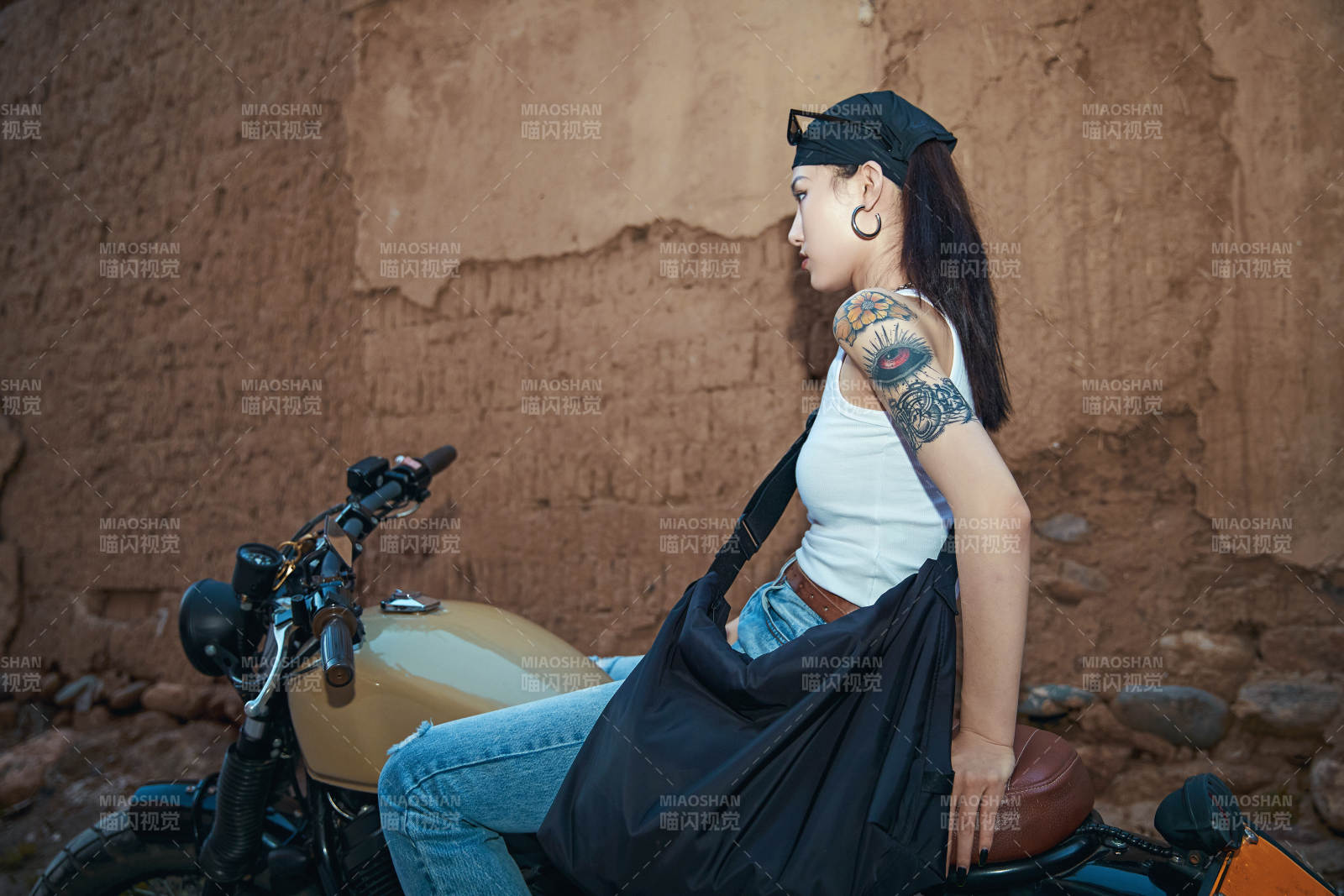 騎在復古摩托車上的時尚亞洲少女