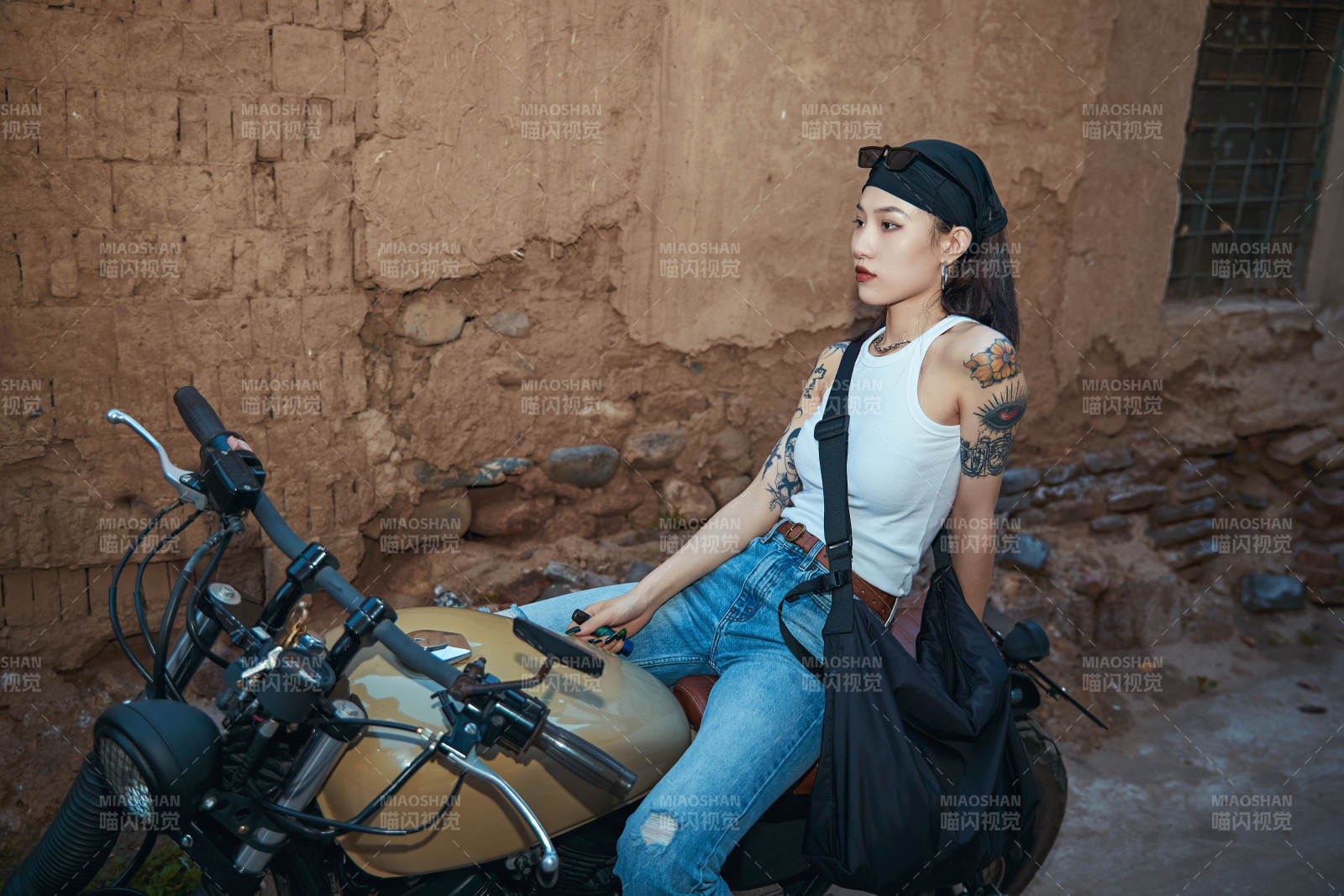 騎在復古摩托車上的時尚亞洲少女