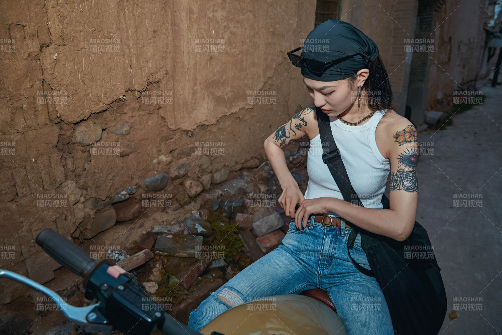 騎在復古摩托車上的時尚亞洲少女